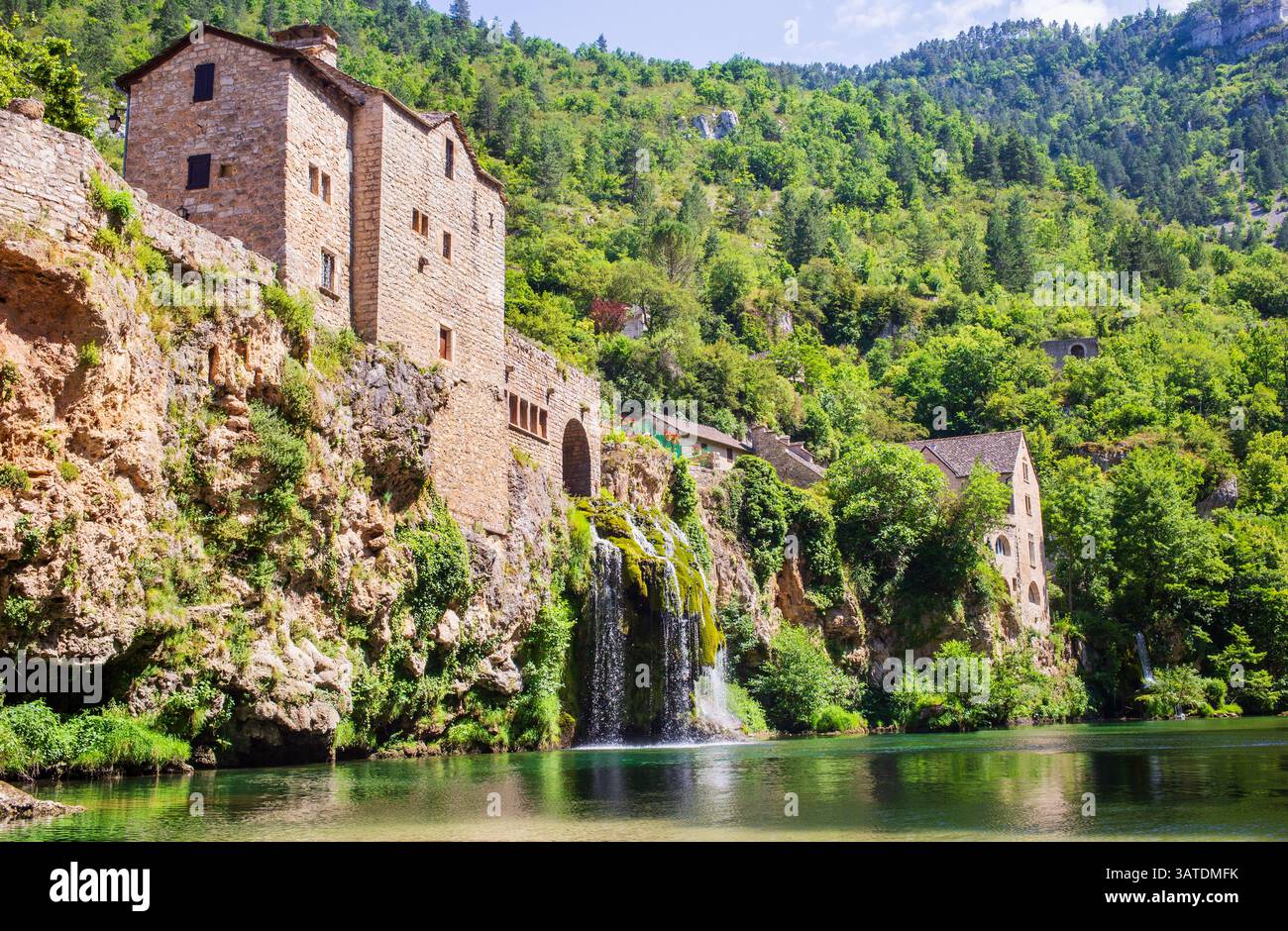 Saint-Chély-du-Tarn villaggio e cascata, Sainte-Énimie, Lozère, Francia Foto Stock