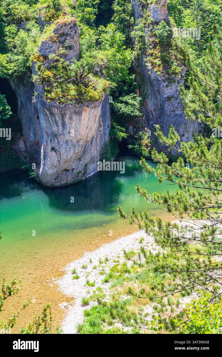 Vista verticale della scogliera e del fiume nelle Gorges du Tarn, villaggio di Saint-Chély-du-Tarn, canyon francese Foto Stock