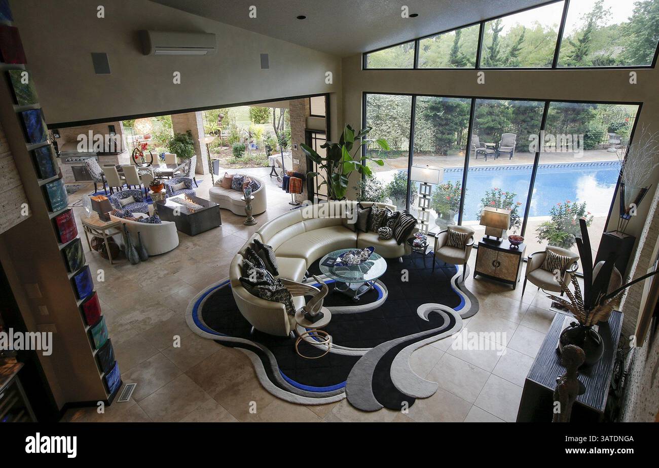 12 settembre 2013 - Wichita, Kansas, Stati Uniti - la casa di Bill e Pamela Jones è stata recentemente ristrutturata, che ha creato una transizione perfetta dall'interno all'esterno. La camera Family è stata ristrutturata con soffitto a volta e finestre a tutta altezza; pareti in vetro retrattili possono chiudere la camera lontano dal lanai. (Immagine di credito: © Travis Heying/MCT/ZUMAPRESS.com) Foto Stock