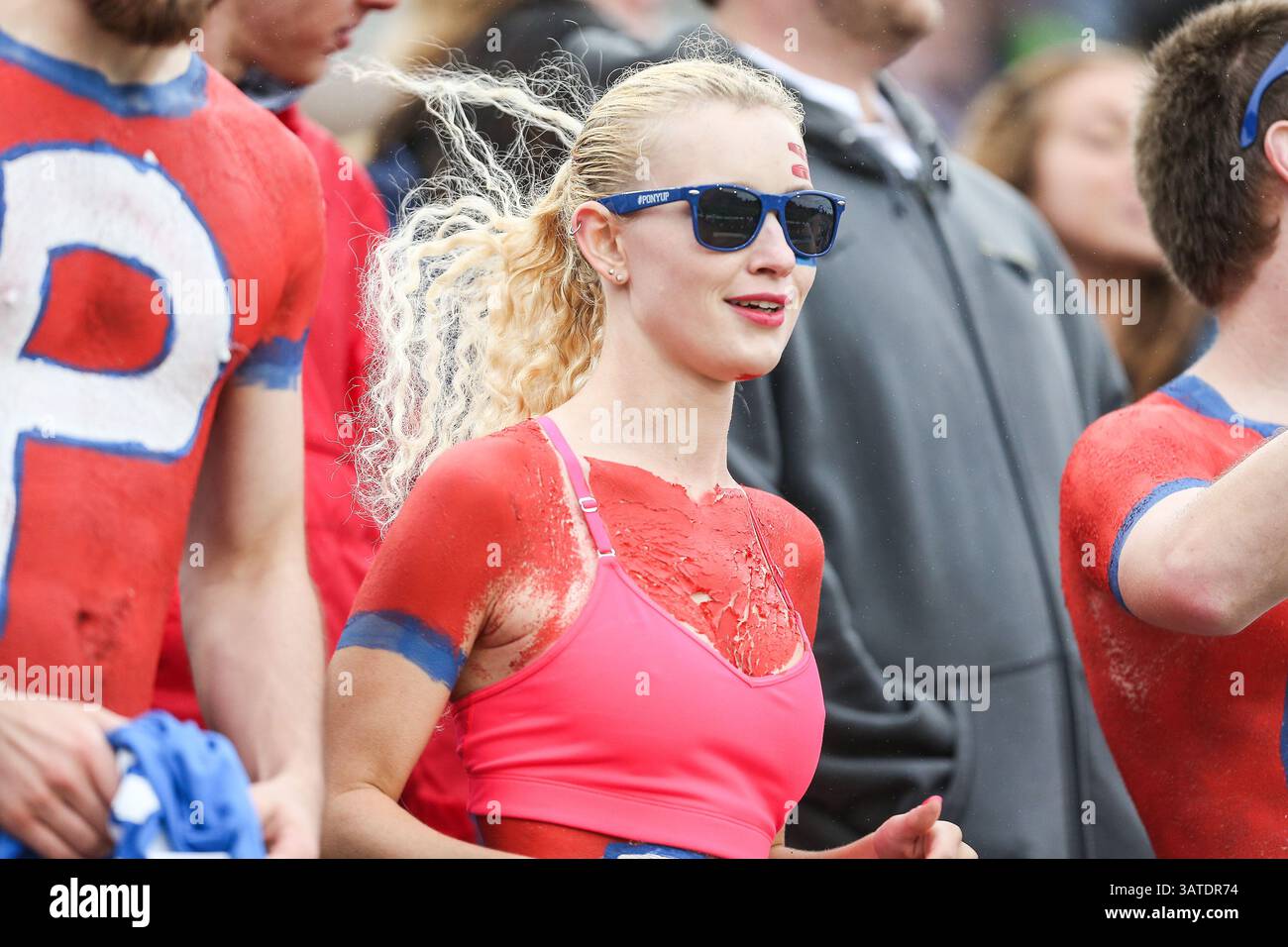 5 ottobre 2013 - Dallas, Texas, U. S - i tifosi dei Southern Methodist Mustangs guardano l'azione durante la partita tra i Rutgers Scarlet Knights e i SMU Mustangs al Gerald J. Ford Stadium di Fort Worth, Texas. Rutgers sconfigge SMU 55 a 52 in tripla OT. (Immagine di credito: © Dan Wozniak/ZUMAPRESS.com) Foto Stock