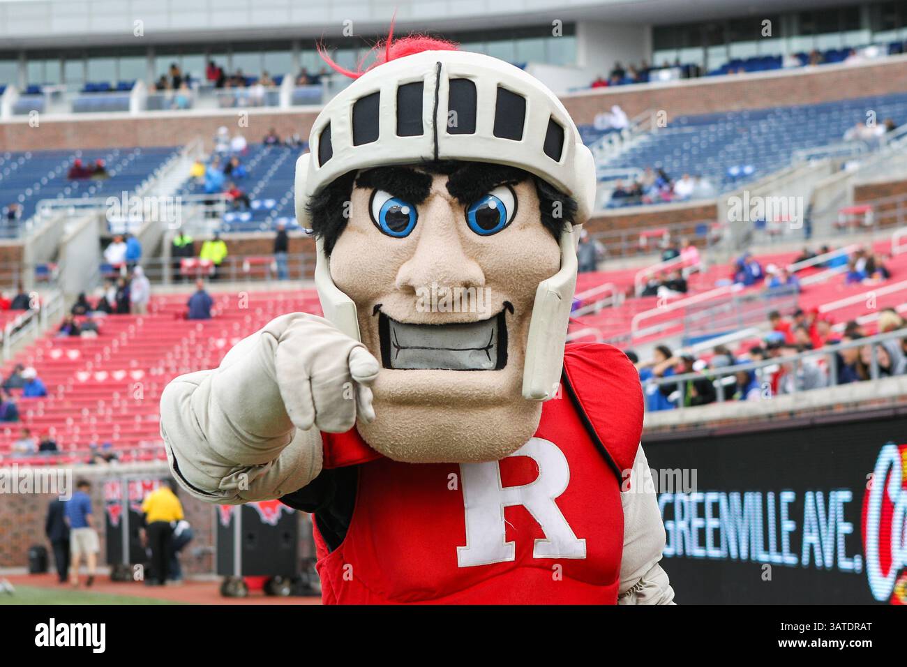 5 ottobre 2013 - Dallas, Texas, U. S - la mascotte dei Rutgers, lo Scarlet Knight, in azione durante la partita tra i Rutgers Scarlet Knights e i SMU Mustang al Gerald J. Ford Stadium di Fort Worth, Texas. Rutgers sconfigge SMU 55 a 52 in tripla OT. (Immagine di credito: © Dan Wozniak/ZUMAPRESS.com) Foto Stock