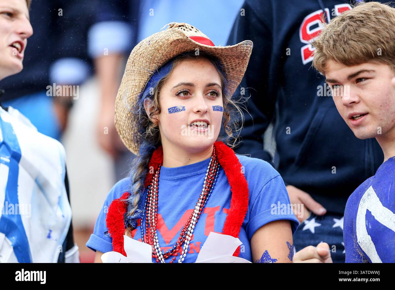 5 ottobre 2013 - Dallas, Texas, U. S - i tifosi dei Southern Methodist Mustangs guardano l'azione durante la partita tra i Rutgers Scarlet Knights e i SMU Mustangs al Gerald J. Ford Stadium di Fort Worth, Texas. Rutgers sconfigge SMU 55 a 52 in tripla OT. (Immagine di credito: © Dan Wozniak/ZUMAPRESS.com) Foto Stock
