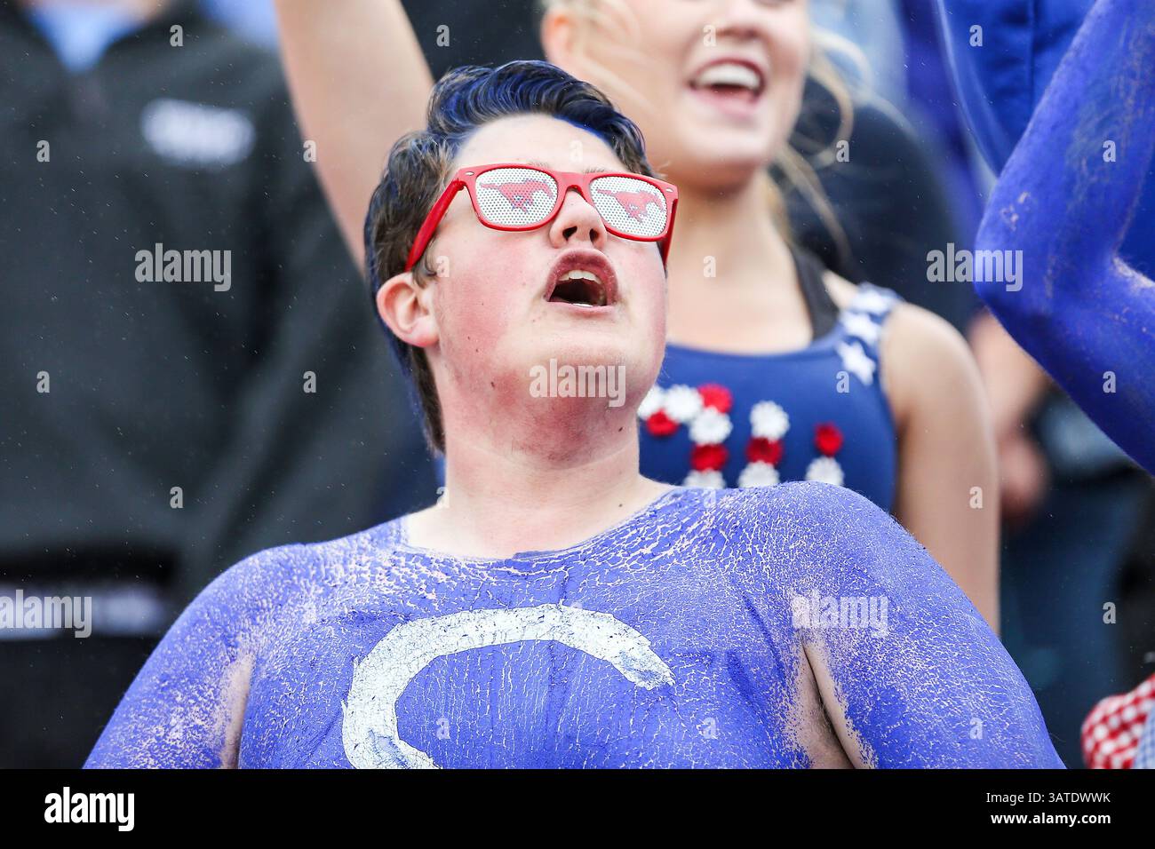 5 ottobre 2013 - Dallas, Texas, U. S - i tifosi dei Southern Methodist Mustangs guardano l'azione durante la partita tra i Rutgers Scarlet Knights e i SMU Mustangs al Gerald J. Ford Stadium di Fort Worth, Texas. Rutgers sconfigge SMU 55 a 52 in tripla OT. (Immagine di credito: © Dan Wozniak/ZUMAPRESS.com) Foto Stock