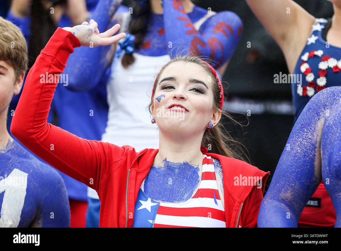 5 ottobre 2013 - Dallas, Texas, U. S - i tifosi dei Southern Methodist Mustangs guardano l'azione durante la partita tra i Rutgers Scarlet Knights e i SMU Mustangs al Gerald J. Ford Stadium di Fort Worth, Texas. Rutgers sconfigge SMU 55 a 52 in tripla OT. (Immagine di credito: © Dan Wozniak/ZUMAPRESS.com) Foto Stock