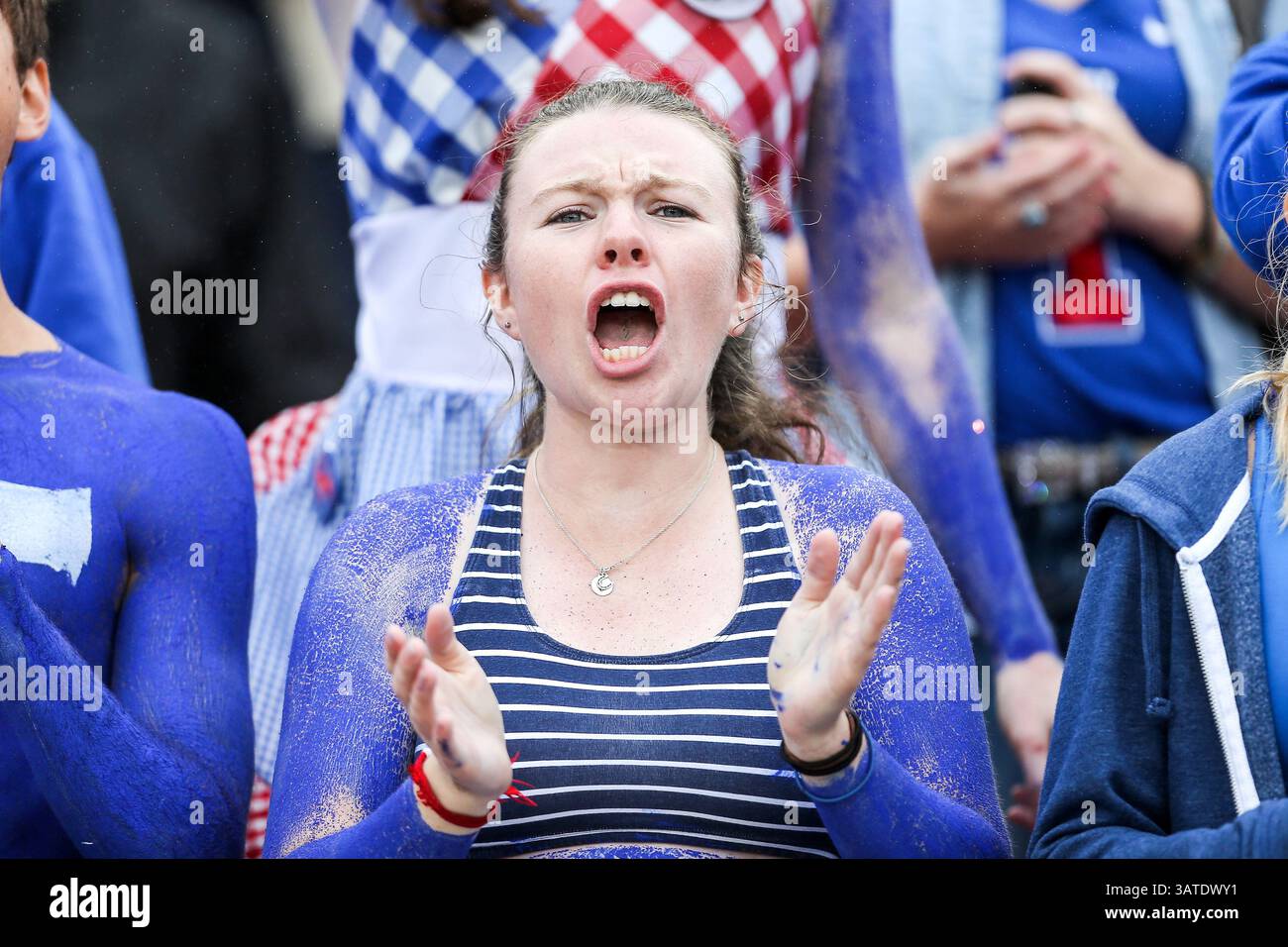 5 ottobre 2013 - Dallas, Texas, U. S - i tifosi dei Southern Methodist Mustangs guardano l'azione durante la partita tra i Rutgers Scarlet Knights e i SMU Mustangs al Gerald J. Ford Stadium di Fort Worth, Texas. Rutgers sconfigge SMU 55 a 52 in tripla OT. (Immagine di credito: © Dan Wozniak/ZUMAPRESS.com) Foto Stock