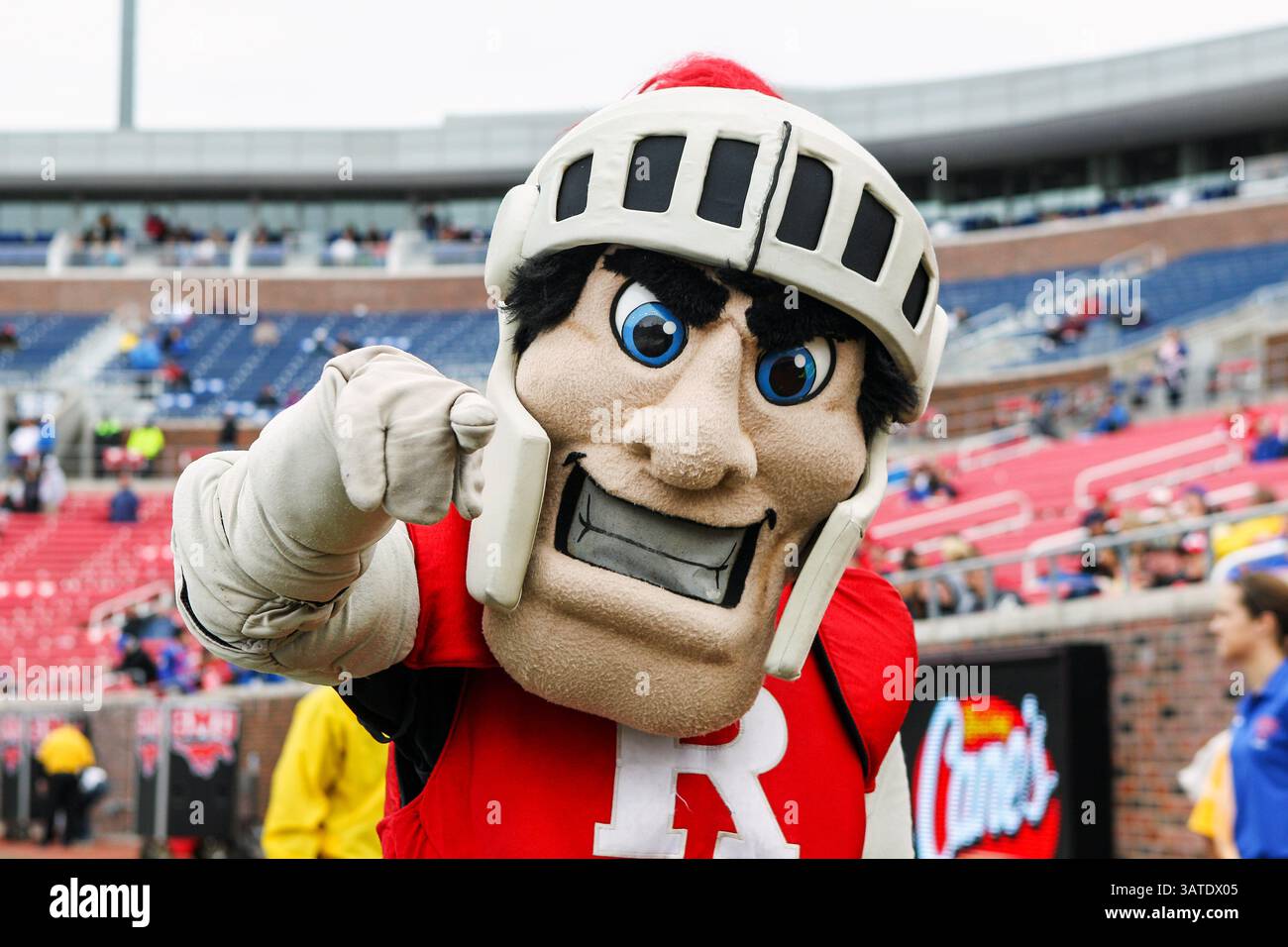 5 ottobre 2013 - Dallas, Texas, U. S - la mascotte dei Rutgers, lo Scarlet Knight, in azione durante la partita tra i Rutgers Scarlet Knights e i SMU Mustang al Gerald J. Ford Stadium di Fort Worth, Texas. Rutgers sconfigge SMU 55 a 52 in tripla OT. (Immagine di credito: © Dan Wozniak/ZUMAPRESS.com) Foto Stock