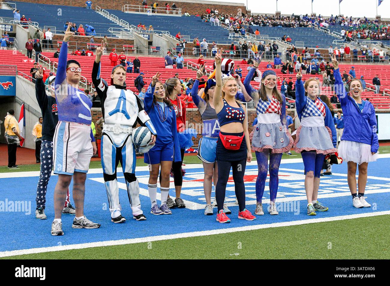 5 ottobre 2013 - Dallas, Texas, U. S - i tifosi dei Southern Methodist Mustangs guardano l'azione durante la partita tra i Rutgers Scarlet Knights e i SMU Mustangs al Gerald J. Ford Stadium di Fort Worth, Texas. Rutgers sconfigge SMU 55 a 52 in tripla OT. (Immagine di credito: © Dan Wozniak/ZUMAPRESS.com) Foto Stock