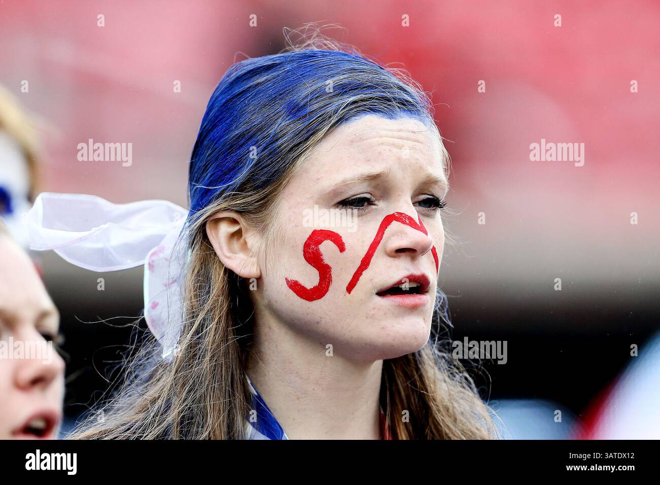 5 ottobre 2013 - Dallas, Texas, U. S - i tifosi dei Southern Methodist Mustangs guardano l'azione durante la partita tra i Rutgers Scarlet Knights e i SMU Mustangs al Gerald J. Ford Stadium di Fort Worth, Texas. Rutgers sconfigge SMU 55 a 52 in tripla OT. (Immagine di credito: © Dan Wozniak/ZUMAPRESS.com) Foto Stock