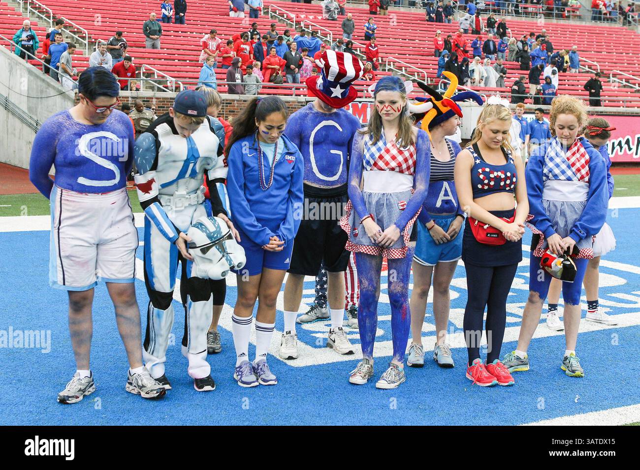 5 ottobre 2013 - Dallas, Texas, U. S - i tifosi dei Southern Methodist Mustangs guardano l'azione durante la partita tra i Rutgers Scarlet Knights e i SMU Mustangs al Gerald J. Ford Stadium di Fort Worth, Texas. Rutgers sconfigge SMU 55 a 52 in tripla OT. (Immagine di credito: © Dan Wozniak/ZUMAPRESS.com) Foto Stock