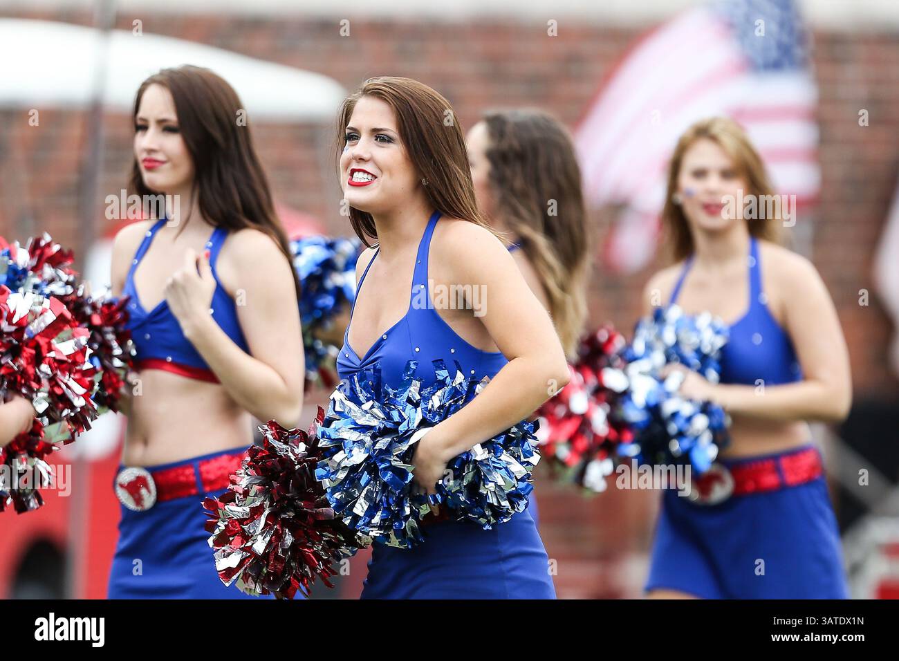 5 ottobre 2013 - Dallas, Texas, U. S - cheerleader dei Southern Methodist Mustangs in azione durante la partita tra i Rutgers Scarlet Knights e le SMU Mustangs al Gerald J. Ford Stadium di Fort Worth, Texas. Rutgers sconfigge SMU 55 a 52 in tripla OT. (Immagine di credito: © Dan Wozniak/ZUMAPRESS.com) Foto Stock