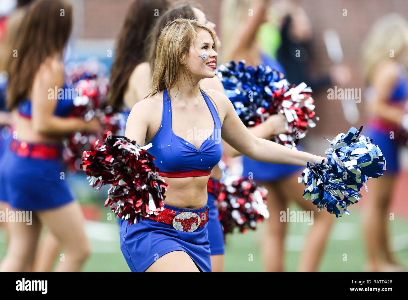 5 ottobre 2013 - Dallas, Texas, U. S - cheerleader dei Southern Methodist Mustangs in azione durante la partita tra i Rutgers Scarlet Knights e le SMU Mustangs al Gerald J. Ford Stadium di Fort Worth, Texas. Rutgers sconfigge SMU 55 a 52 in tripla OT. (Immagine di credito: © Dan Wozniak/ZUMAPRESS.com) Foto Stock