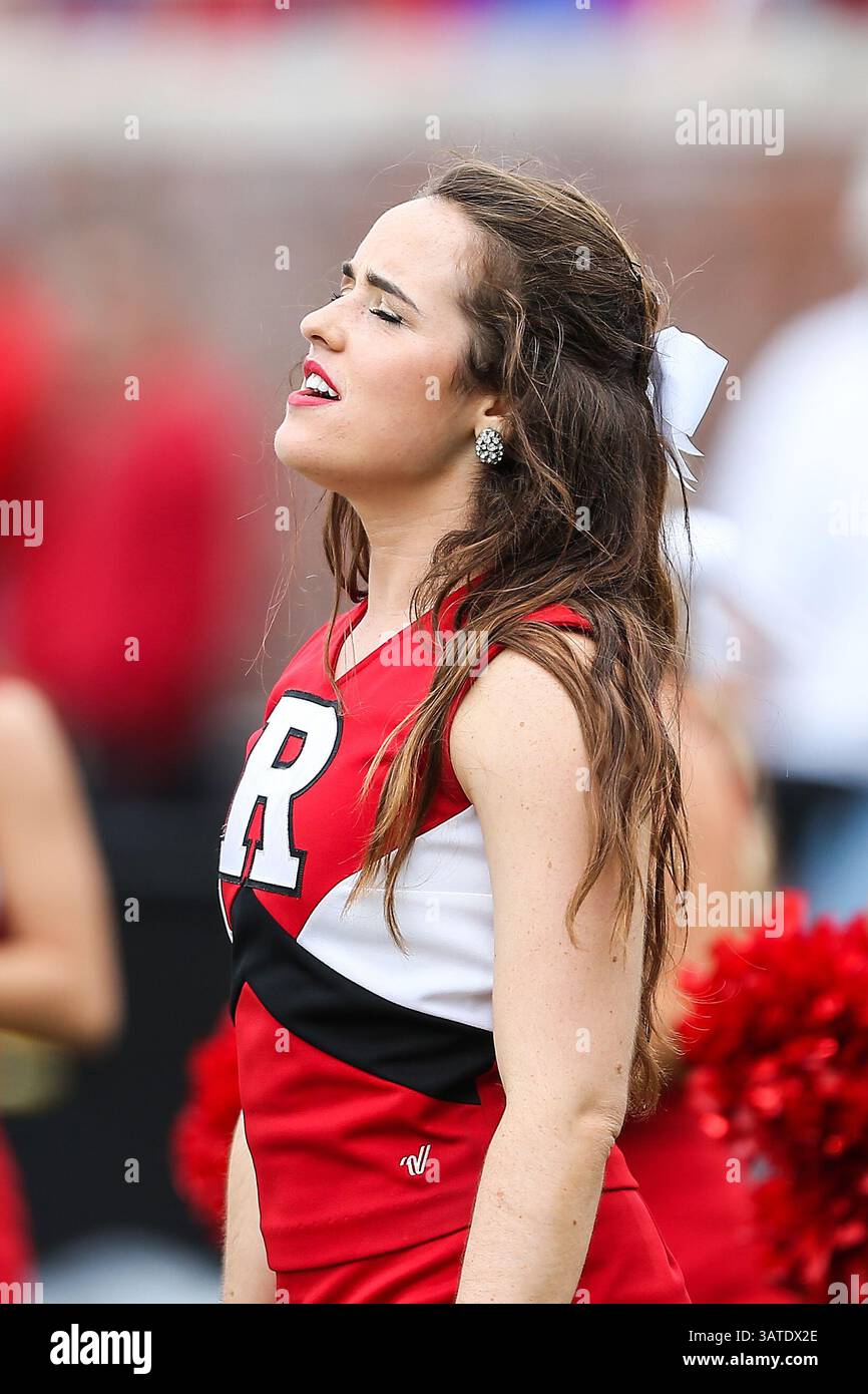 5 ottobre 2013 - Dallas, Texas, U. S - le cheerleader dei Rutgers Scarlet Knights in azione durante la partita tra i Rutgers Scarlet Knights e le SMU Mustangs al Gerald J. Ford Stadium di Fort Worth, Texas. Rutgers sconfigge SMU 55 a 52 in tripla OT. (Immagine di credito: © Dan Wozniak/ZUMAPRESS.com) Foto Stock