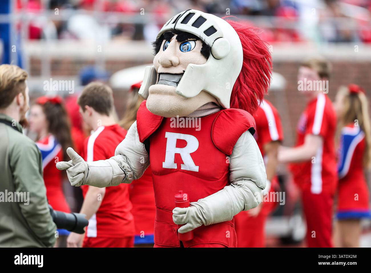 5 ottobre 2013 - Dallas, Texas, U. S - la mascotte dei Rutgers, lo Scarlet Knight, in azione durante la partita tra i Rutgers Scarlet Knights e i SMU Mustang al Gerald J. Ford Stadium di Fort Worth, Texas. Rutgers sconfigge SMU 55 a 52 in tripla OT. (Immagine di credito: © Dan Wozniak/ZUMAPRESS.com) Foto Stock