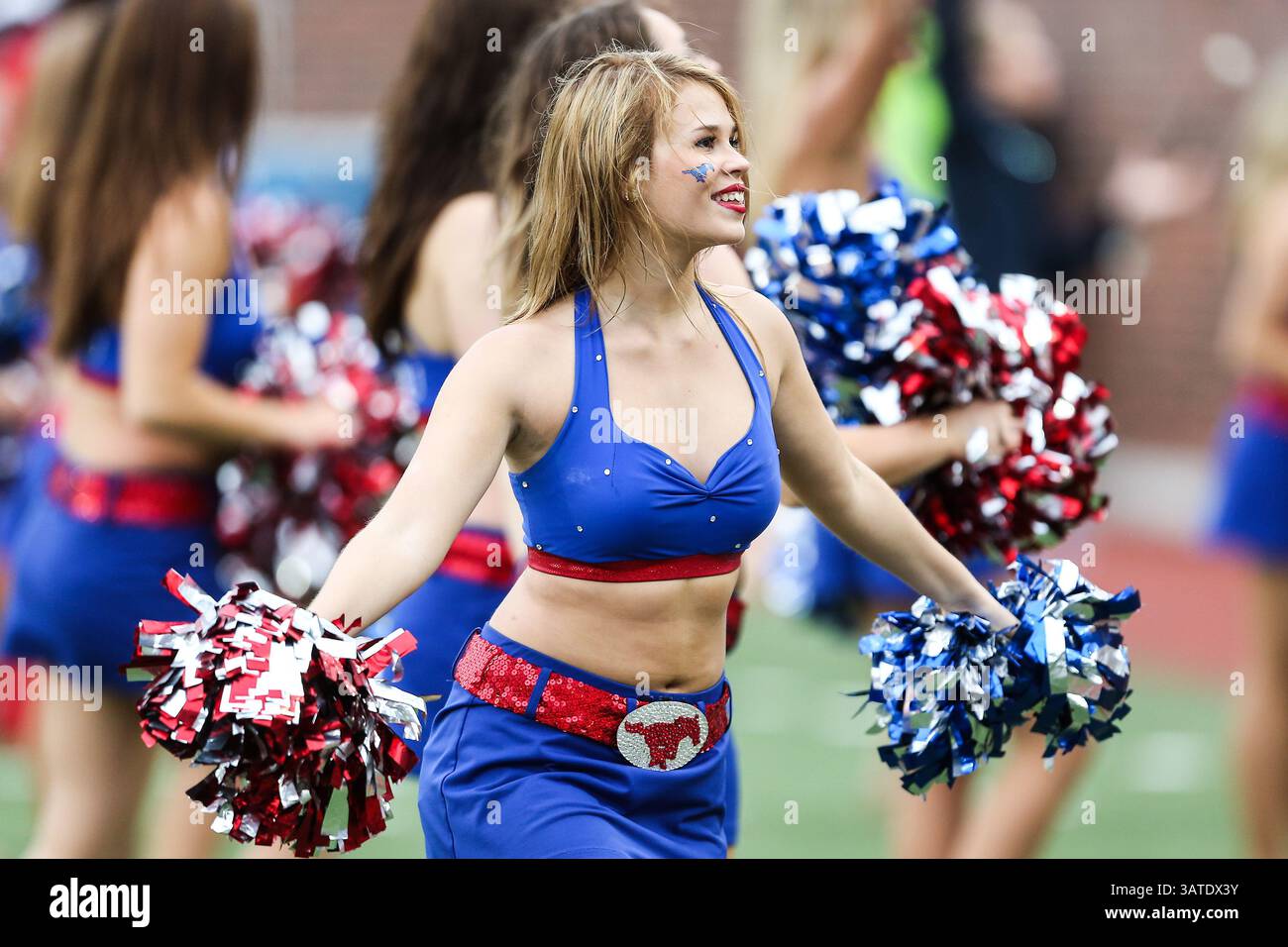 5 ottobre 2013 - Dallas, Texas, U. S - cheerleader dei Southern Methodist Mustangs in azione durante la partita tra i Rutgers Scarlet Knights e le SMU Mustangs al Gerald J. Ford Stadium di Fort Worth, Texas. Rutgers sconfigge SMU 55 a 52 in tripla OT. (Immagine di credito: © Dan Wozniak/ZUMAPRESS.com) Foto Stock