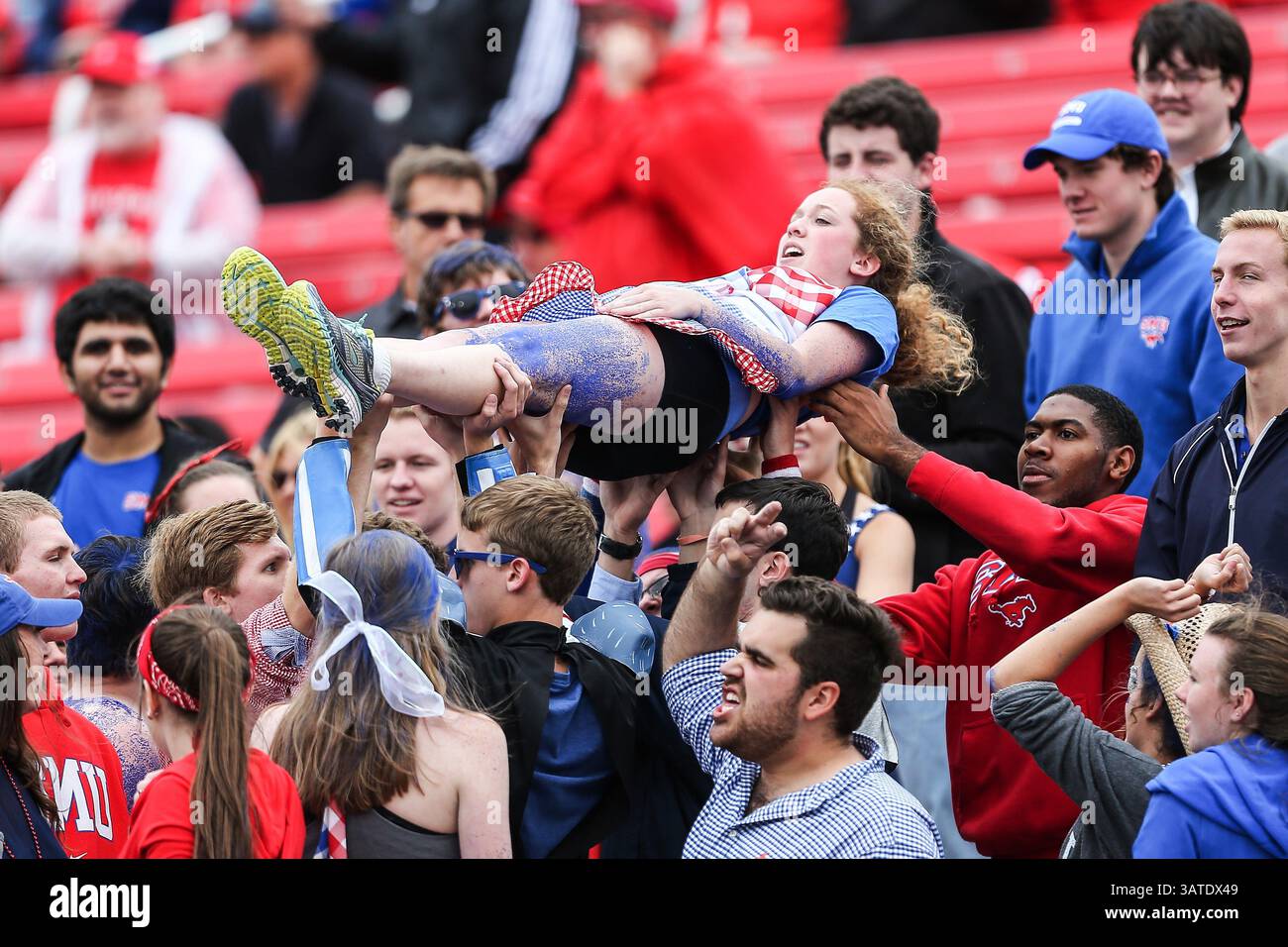 5 ottobre 2013 - Dallas, Texas, U. S - i tifosi dei Southern Methodist Mustangs guardano l'azione durante la partita tra i Rutgers Scarlet Knights e i SMU Mustangs al Gerald J. Ford Stadium di Fort Worth, Texas. Rutgers sconfigge SMU 55 a 52 in tripla OT. (Immagine di credito: © Dan Wozniak/ZUMAPRESS.com) Foto Stock