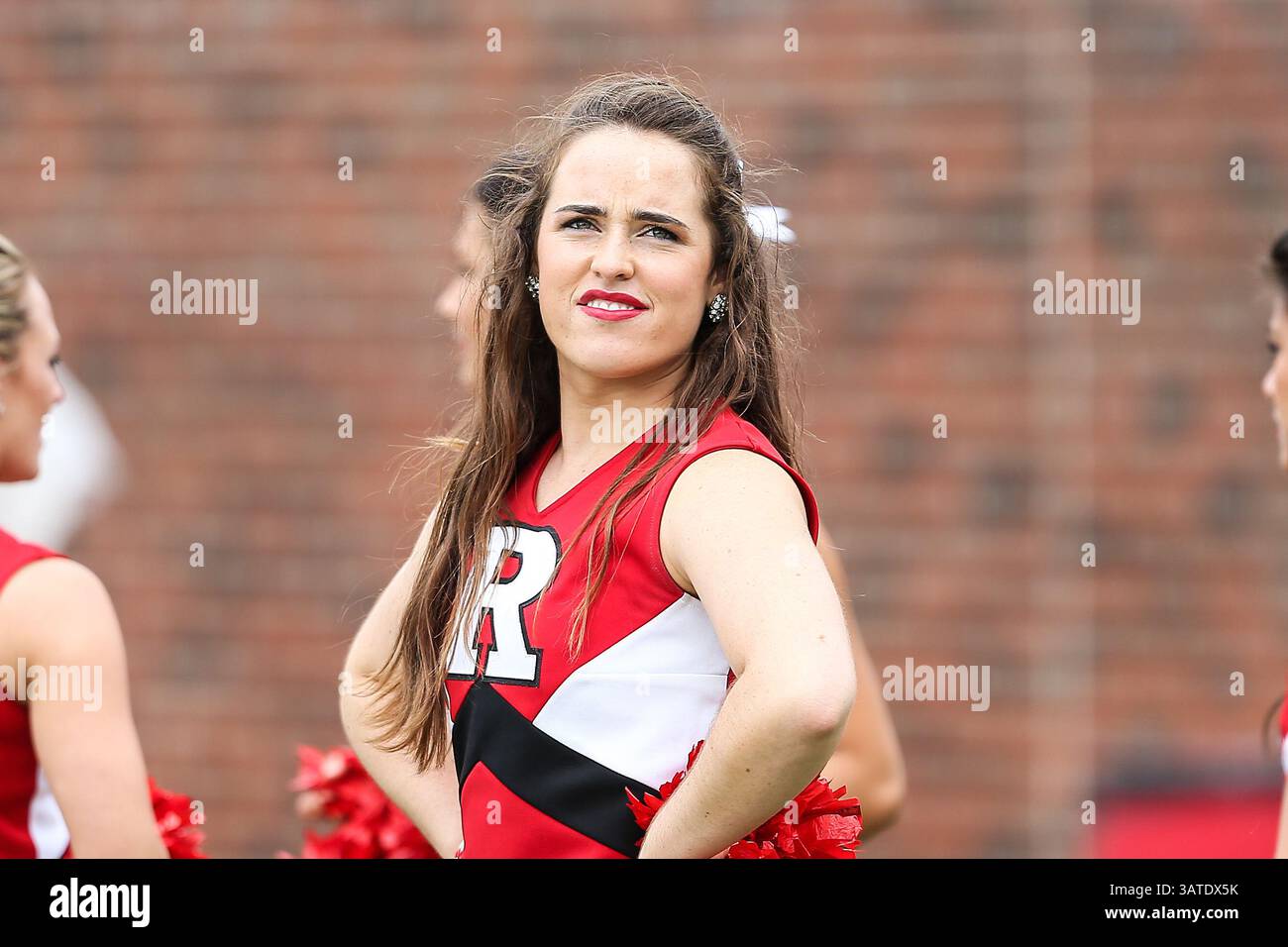 5 ottobre 2013 - Dallas, Texas, U. S - le cheerleader dei Rutgers Scarlet Knights in azione durante la partita tra i Rutgers Scarlet Knights e le SMU Mustangs al Gerald J. Ford Stadium di Fort Worth, Texas. Rutgers sconfigge SMU 55 a 52 in tripla OT. (Immagine di credito: © Dan Wozniak/ZUMAPRESS.com) Foto Stock