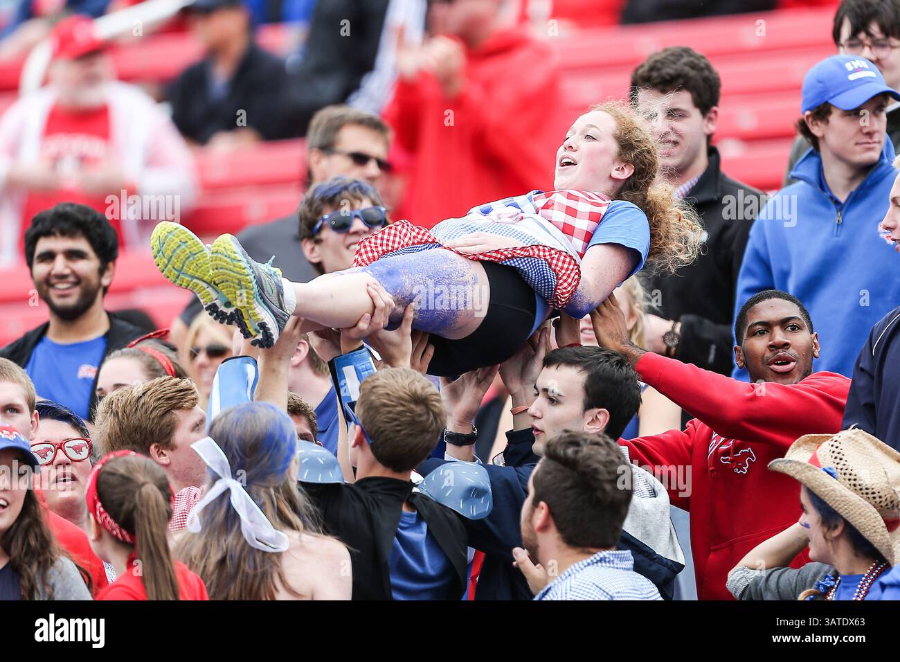 5 ottobre 2013 - Dallas, Texas, U. S - i tifosi dei Southern Methodist Mustangs guardano l'azione durante la partita tra i Rutgers Scarlet Knights e i SMU Mustangs al Gerald J. Ford Stadium di Fort Worth, Texas. Rutgers sconfigge SMU 55 a 52 in tripla OT. (Immagine di credito: © Dan Wozniak/ZUMAPRESS.com) Foto Stock