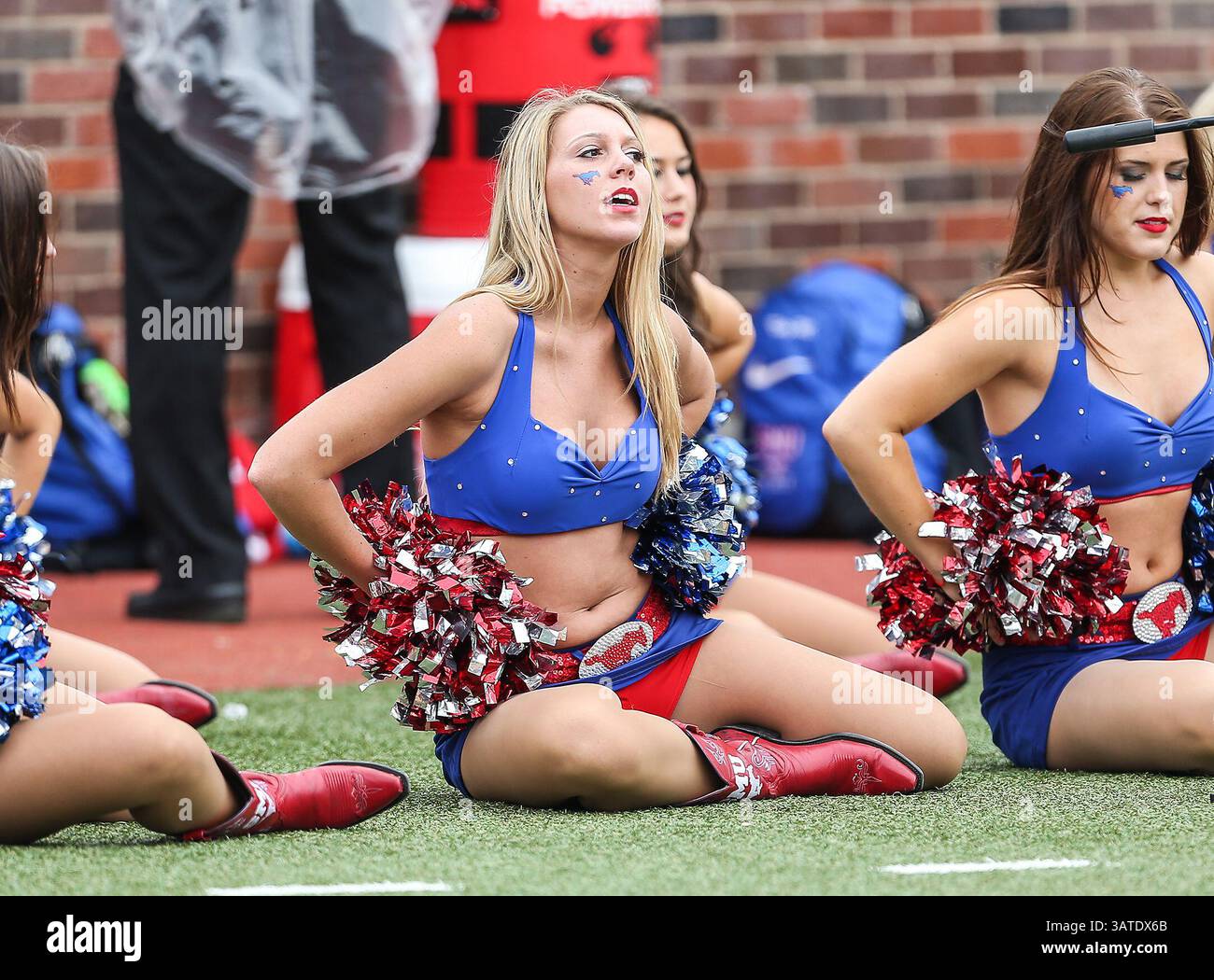 5 ottobre 2013 - Dallas, Texas, U. S - cheerleader dei Southern Methodist Mustangs in azione durante la partita tra i Rutgers Scarlet Knights e le SMU Mustangs al Gerald J. Ford Stadium di Fort Worth, Texas. Rutgers sconfigge SMU 55 a 52 in tripla OT. (Immagine di credito: © Dan Wozniak/ZUMAPRESS.com) Foto Stock