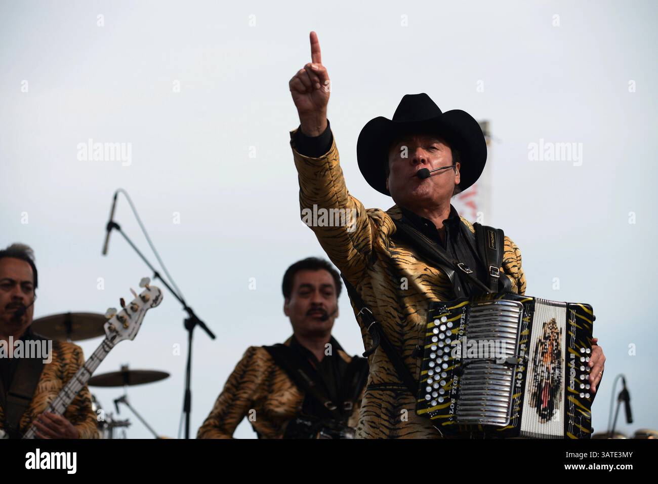 8 ottobre 2013 - Washington, District of Columbia, Stati Uniti - la band pluripremiata Los Tigres del Norte si è esibita al raduno, dedicando la loro esibizione agli 11 milioni di immigrati senza documenti che vivono negli Stati Uniti (Credit Image: © Miguel Juarez Lugo/ZUMAPRESS.com) Foto Stock