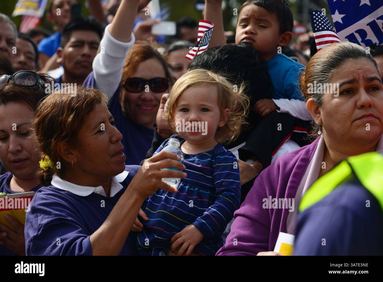 8 ottobre 2013 - Washington, District of Columbia, USA - migliaia di persone si sono riunite sul National Mall per spingere i repubblicani nella camera dei rappresentanti degli Stati Uniti a votare su un disegno di legge in stallo per rivedere le leggi sull'immigrazione della nazione. Tra cui una tata che partecipa a un concerto della band pluripremiata Los Tigres del Norte che si è esibita al raduno, dedicando la loro esibizione agli 11 milioni di immigrati non documentati che vivono negli Stati Uniti (Credit Image: © Miguel Juarez Lugo/ZUMAPRESS.com) Foto Stock
