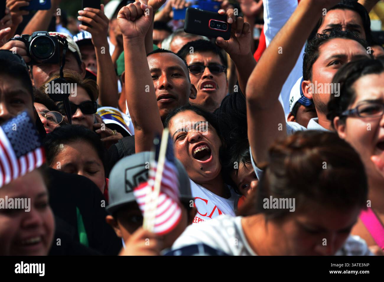 8 ottobre 2013 - Washington, District of Columbia, USA - migliaia di persone si sono riunite sul National Mall per spingere i repubblicani nella camera dei rappresentanti degli Stati Uniti a votare su un disegno di legge in stallo per rivedere le leggi sull'immigrazione della nazione. La band pluripremiata Los Tigres del Norte si è esibita al raduno, dedicando la loro esibizione agli 11 milioni di immigrati non documentati che vivono negli Stati Uniti (Credit Image: © Miguel Juarez Lugo/ZUMAPRESS.com) Foto Stock