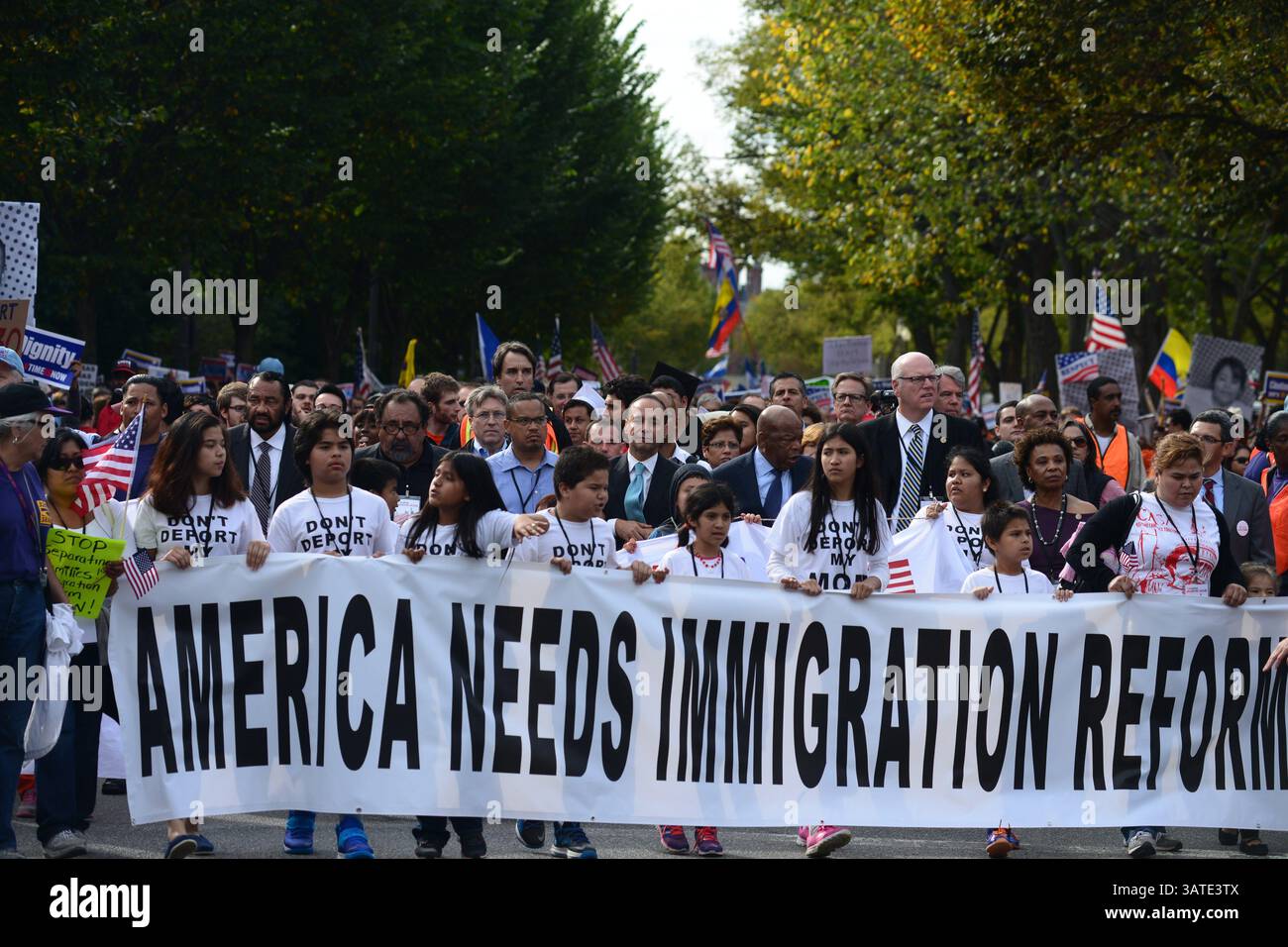 8 ottobre 2013 - Washington, District of Columbia, USA - migliaia di persone si sono riunite sul National Mall per spingere i repubblicani nella camera dei rappresentanti degli Stati Uniti a votare su un disegno di legge in stallo per rivedere le leggi sull'immigrazione della nazione. Circa 200 persone sono state arrestate in atti di disobbedienza civile, tra cui almeno otto membri della camera Democratica e attivisti con Farm Workers United e altri gruppi. La band pluripremiata Los Tigres del Norte si è esibita al raduno, dedicando la loro esibizione agli 11 milioni di immigrati non documentati che vivono negli Stati Uniti (Credit Image: © Miguel Juarez Lugo/ZUMAPRESS Foto Stock
