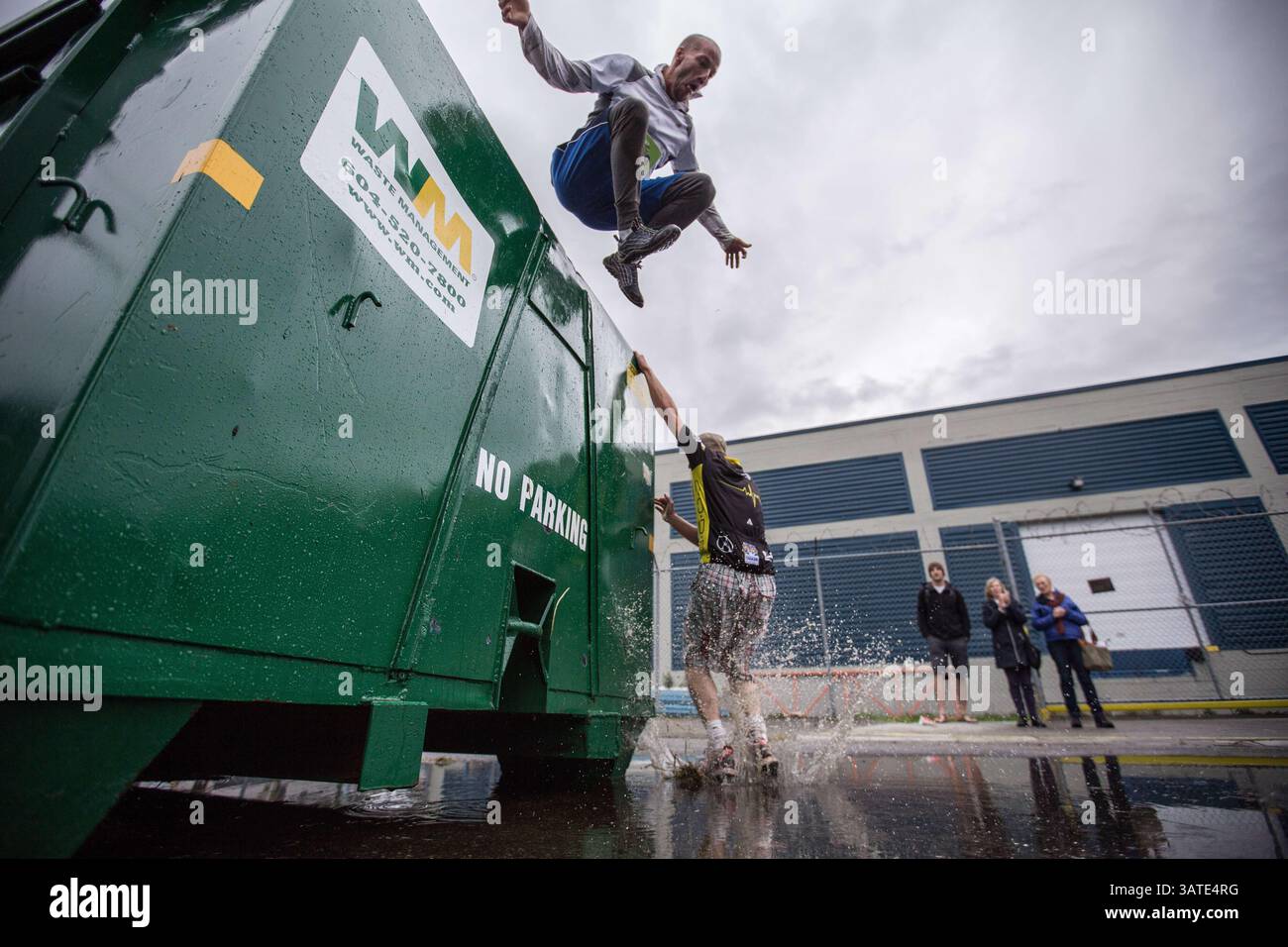 29 settembre 2013 - Vancouver, BC, Canada - Un uomo salta da un bidone della spazzatura durante la prima sfida annuale di ostacoli urbani di concrete Hero a Vancouver, British Columbia, domenica 29 settembre 2013. Concrete Hero è una gara e una sfida urbana a tempo di 9K che incorpora un mix di punti di riferimento di â?BC-Themedâ?Â, a beneficio della BC Cancer Foundation. Carmine Marinelli/Vancouver 24hours/QMI Agency (immagine di credito: © Carmine Marinelli/QMI Agency/ZUMAPRESS.com) Foto Stock