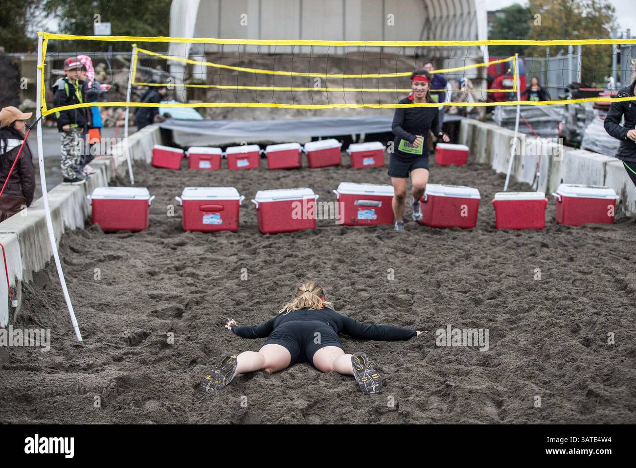 29 settembre 2013 - Vancouver, British Columbia, Canada - Una donna adagiata sul secondo campo da Beach Dash durante la prima sfida annuale di ostacoli urbani di concrete Hero a Vancouver, British Columbia, domenica 29 settembre 2013. Concrete Hero è una sfida urbana a ostacoli 9K che incorpora un mix di punti di riferimento di â?BC-Themedâ?Â, a beneficio della BC Cancer Foundation. Carmine Marinelli/Vancouver 24hours/QMI Agency (immagine di credito: © Carmine Marinelli/QMI Agency/ZUMAPRESS.com) Foto Stock