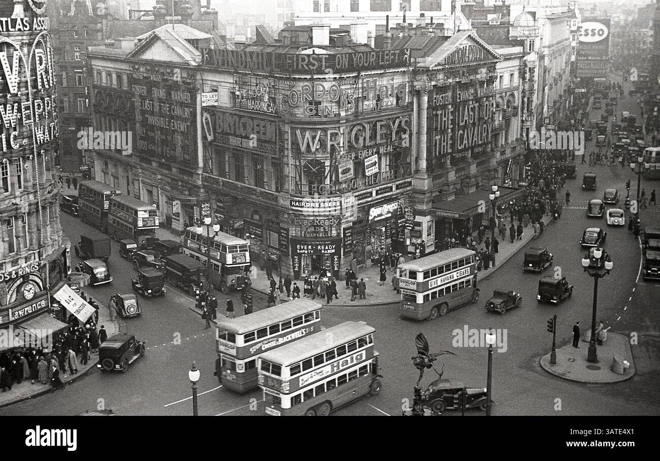 1938, vista aerea storica su Piccadilly Circus, nel centro di Londra, che mostra gli autobus e le automobili dell'epoca e i cartelloni pubblicitari. Film, The Last Cavalry (conosciuta anche come Army Girl) in proiezione al London Pavilion. Foto Stock