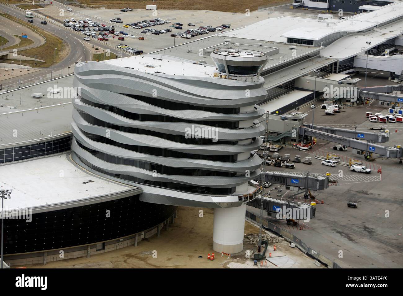 1 ottobre 2013 - Edmonton, AB, Canada - la nuova Central Tower è visibile presso l'aeroporto internazionale di Edmonton (EIA) martedì 2 ottobre 2013. Canadian Helicopters e la sua società madre, HNZ Group, hanno completato il trasferimento dall'aeroporto di Edmonton City Centre al 4° piano della nuova Central Tower presso EIA. Tom Braid/Edmonton Sun/QMI Agency (immagine di credito: © Tom Braid/QMI Agency/ZUMAPRESS.com) Foto Stock