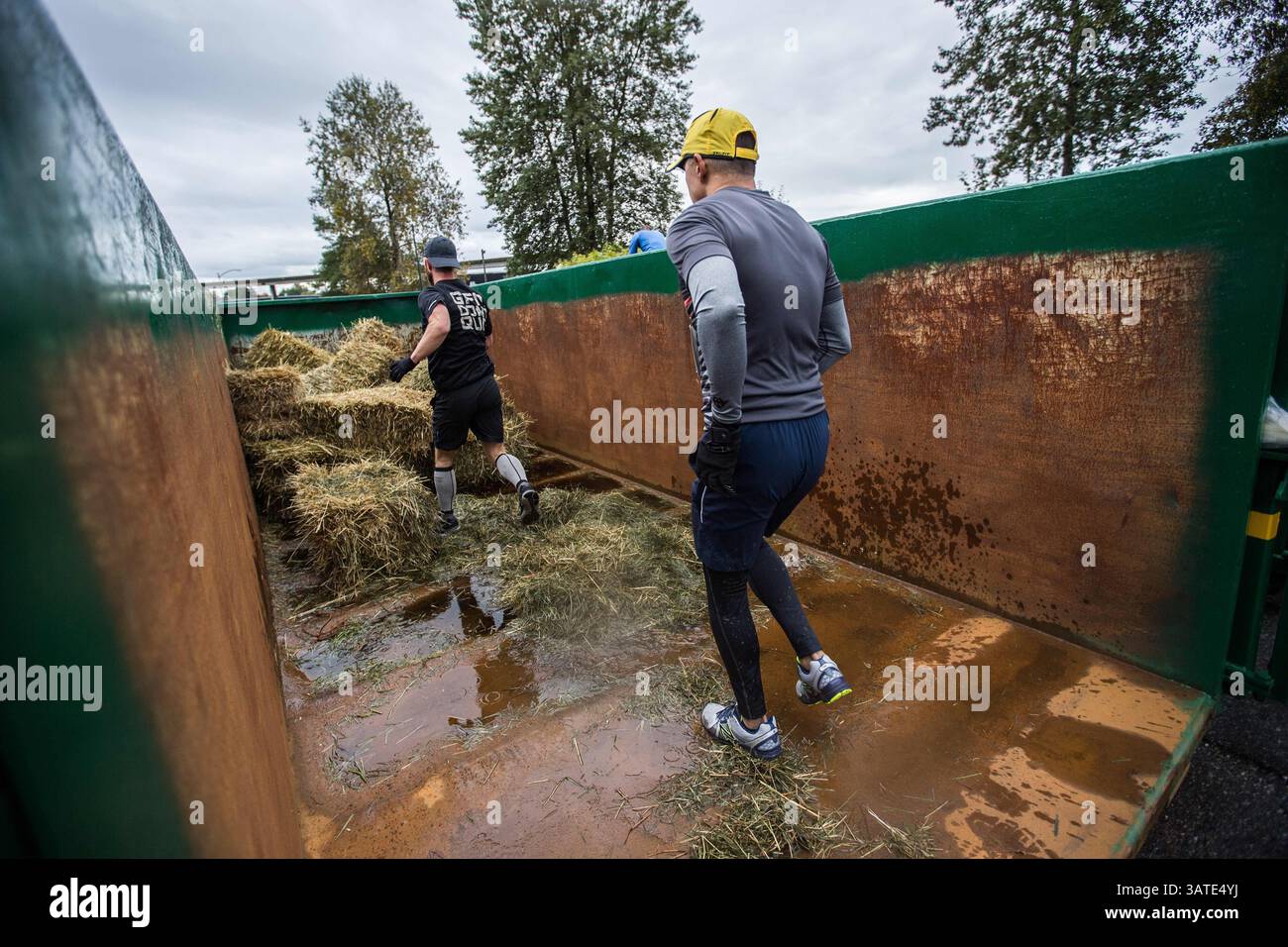 29 settembre 2013 - Vancouver, BC, Canada - i partecipanti si preparano a saltare fuori dal bidone della spazzatura durante la prima sfida annuale concrete Hero Urban Obstacle a Vancouver, British Columbia, domenica 29 settembre 2013. Concrete Hero è una gara e una sfida urbana a tempo di 9K che incorpora un mix di punti di riferimento di â?BC-Themedâ?Â, a beneficio della BC Cancer Foundation. Carmine Marinelli/Vancouver 24hours/QMI Agency (immagine di credito: © Carmine Marinelli/QMI Agency/ZUMAPRESS.com) Foto Stock