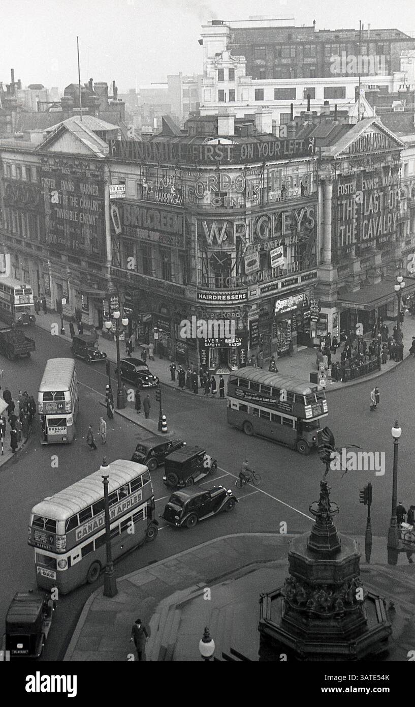 1938, vista aerea storica su Piccadilly Circus, nel centro di Londra, che mostra gli autobus e le automobili dell'epoca e i cartelloni pubblicitari. Film, The Last Cavalry (conosciuta anche come Army Girl) in proiezione al London Pavilion. Foto Stock