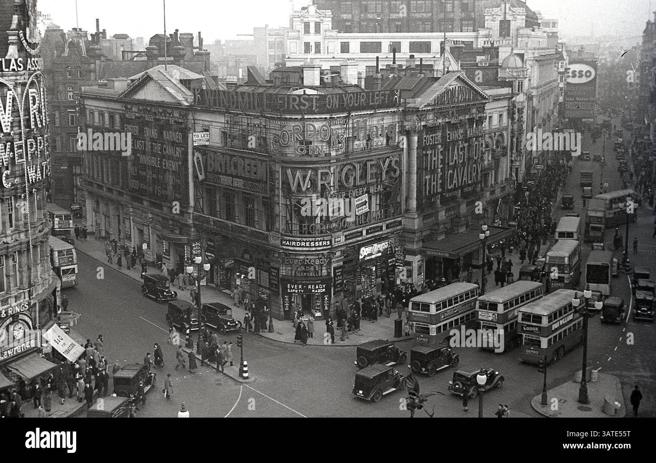 1938, vista aerea storica su Piccadilly Circus, che mostra gli autobus e le automobili dell'epoca e i cartelloni pubblicitari. Film, The Last Cavalry (conosciuta anche come Army Girl) in proiezione al London Pavilion. Foto Stock