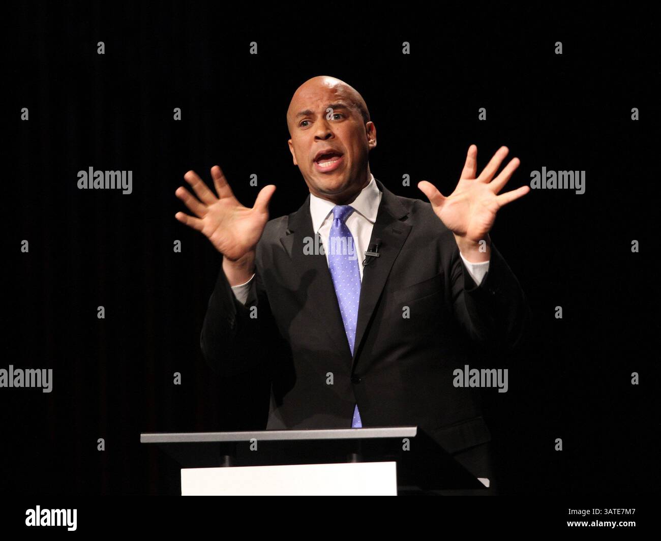 9 ottobre 2013 - Glassboro, New Jersey, U.S.- New Jersey il candidato al Senato degli Stati Uniti CORY BOOKER, sindaco di Newark, partecipa a un dibattito con Steve Lonegan, ex sindaco di Bogotà, al Rowan University Wednesday. (Immagine di credito: © Michael Bryant/MCT/ZUMAPRESS.com) Foto Stock