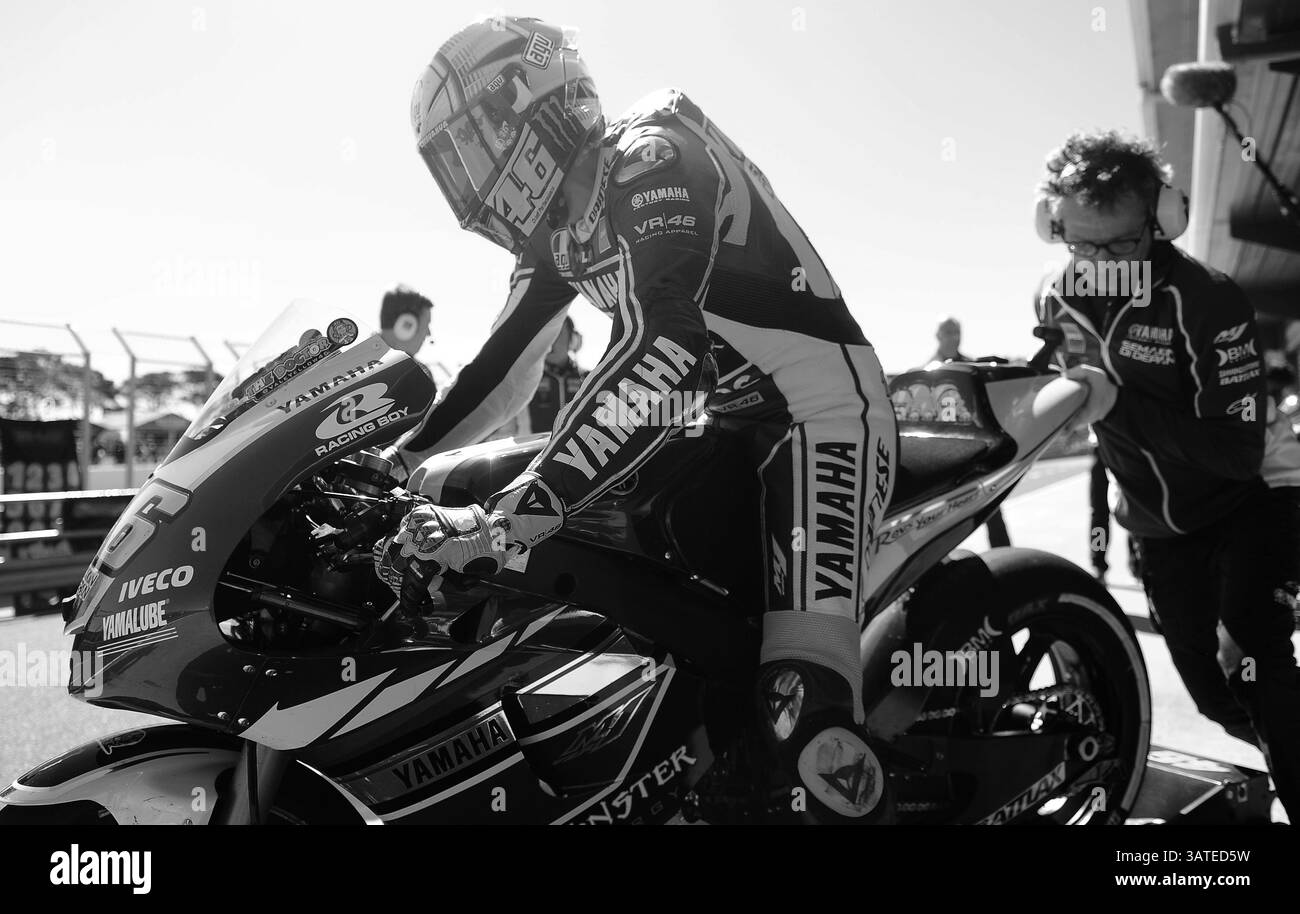 18 ottobre 2013 - Melbourne, Victoria, Australia - Valentino Rossi (ITA) di Yamaha Factory Racing torna in pista durante la sessione di prove libere 2 del Tissot Australian MotoGP a Phillip Island, Australia. (Immagine di credito: © Theo Karanikos/ZUMAPRESS.com) Foto Stock
