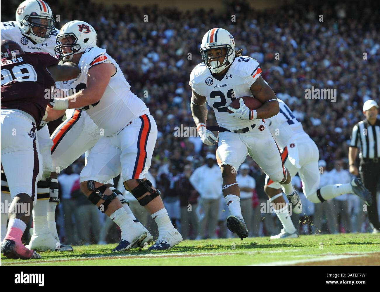 19 ottobre 2013 - College Station, Texas, USA - 19 ottobre 2013: Il running back degli Auburn Tigers tre Mason (21) porta la palla e corre in touchdown durante la partita di football NCAA tra gli Auburn Tigers e i Texas A&M University Aggies al Kyle Field Stadium di College Station, Texas. Aggies conduce il primo tempo contro Auburn, 24-17.(Credit Image: © Patrick Green/Cal Sport Media/ZUMAPRESS.com) Foto Stock