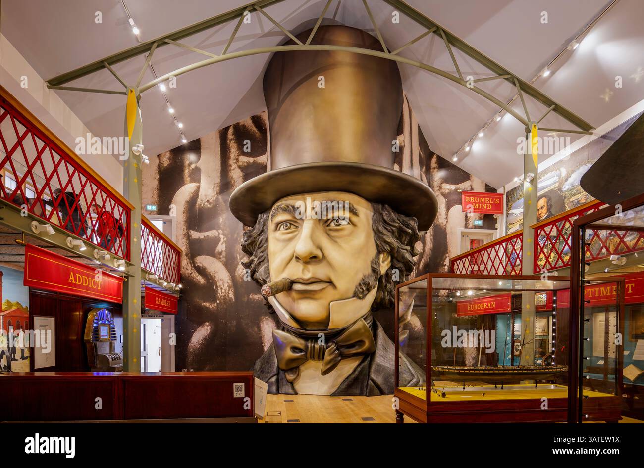 Enorme scultura più grande della vita di Isambard Kingdom Brunel che indossa un cappello a piattello e fuma un sigaro all'interno del museo della SS Great Britain A. Foto Stock
