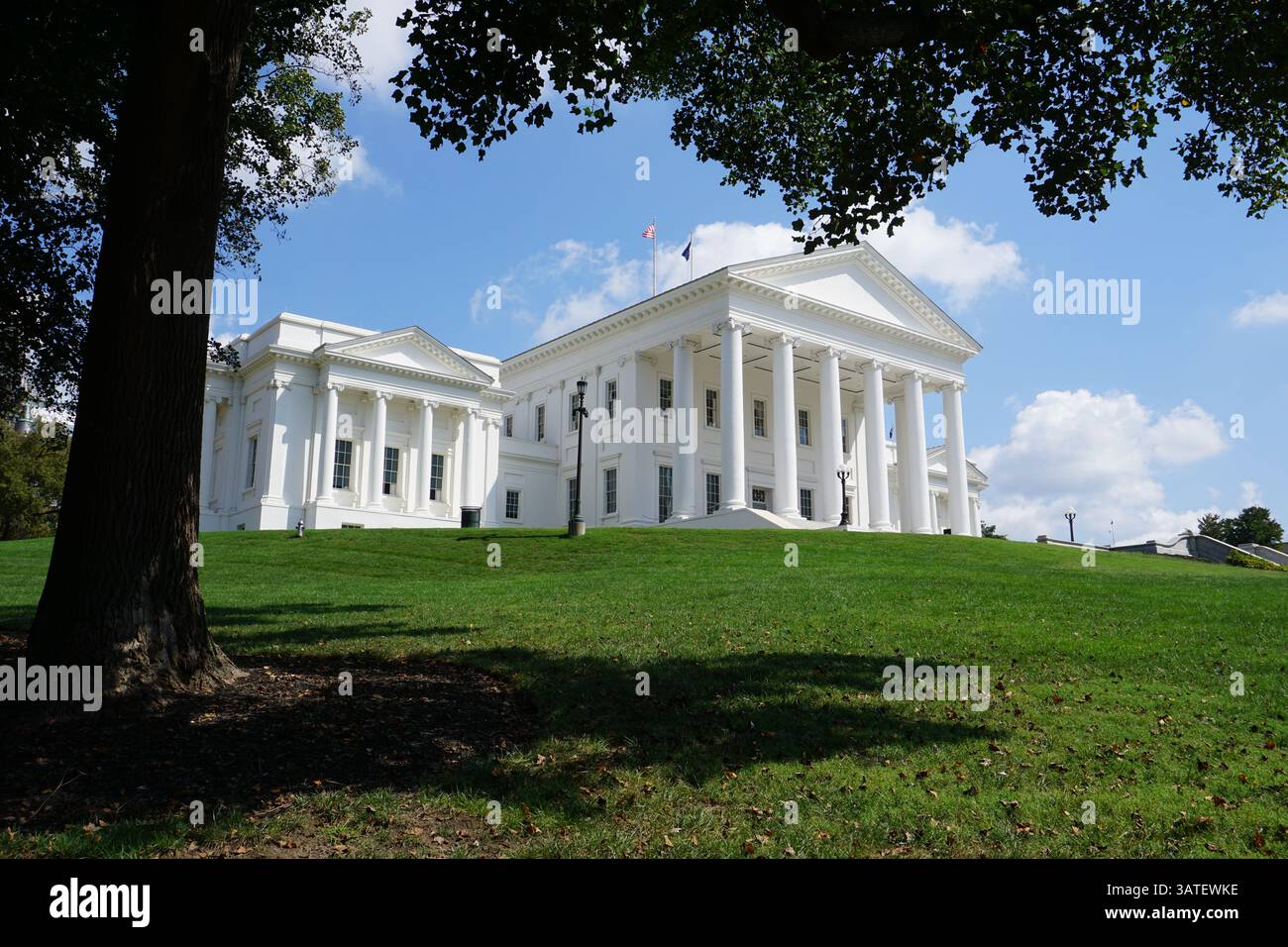 La facciata bianca del Campidoglio dello Stato della Virginia, sede del governo del Commonwealth della Virginia, a Richmond, Virginia Foto Stock
