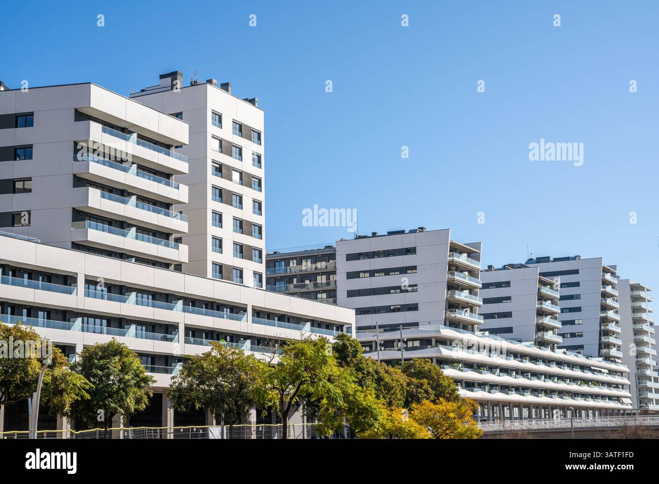 Moderno e alto complesso di appartamenti visto a Badalona, Spagna Foto Stock