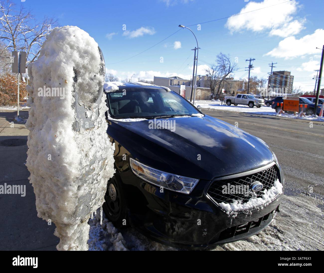 4 novembre 2013 - Edmonton, AB, Canada - Il 4 novembre 2013 si vede Un parchimetro con ghiaccio ghiacciato e neve che lo ricopre di fronte al quartier generale del servizio di polizia di Edmonton nel centro di Edmonton. Il volto è stato completamente sigillato in modo che nessuno potesse mettere i soldi dentro, un'auto della polizia non segnata è parcheggiata in questo punto. Tom Braid/Edmonton Sun/QMI Agency (immagine di credito: © Tom Braid/QMI Agency/ZUMAPRESS.com) Foto Stock