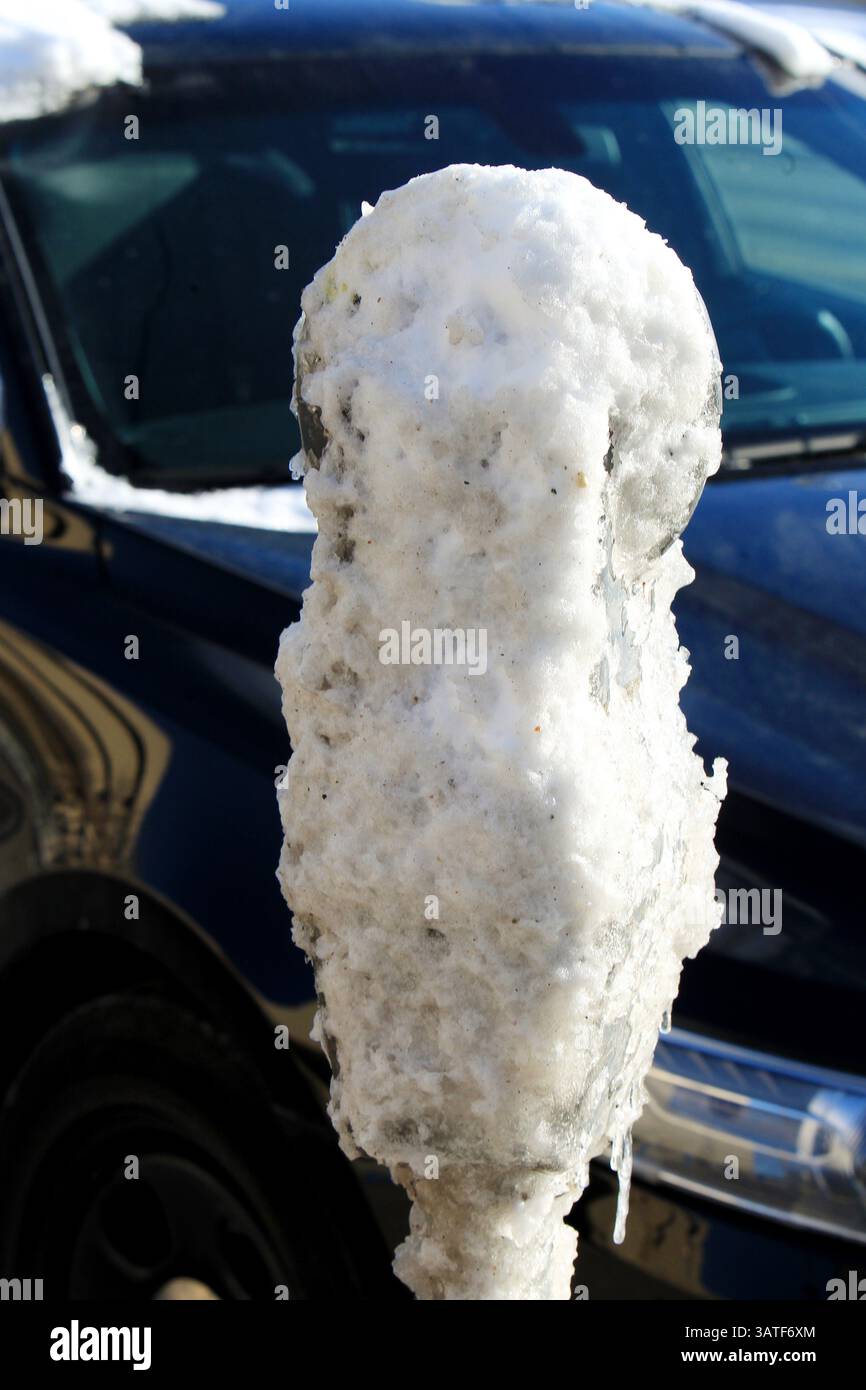 4 novembre 2013 - Edmonton, AB, Canada - Il 4 novembre 2013 si vede Un parchimetro con ghiaccio ghiacciato e neve che lo ricopre di fronte al quartier generale del servizio di polizia di Edmonton nel centro di Edmonton. Il volto è stato completamente sigillato in modo che nessuno potesse mettere i soldi dentro, un'auto della polizia non segnata è parcheggiata in questo punto. Tom Braid/Edmonton Sun/QMI Agency (immagine di credito: © Tom Braid/QMI Agency/ZUMAPRESS.com) Foto Stock