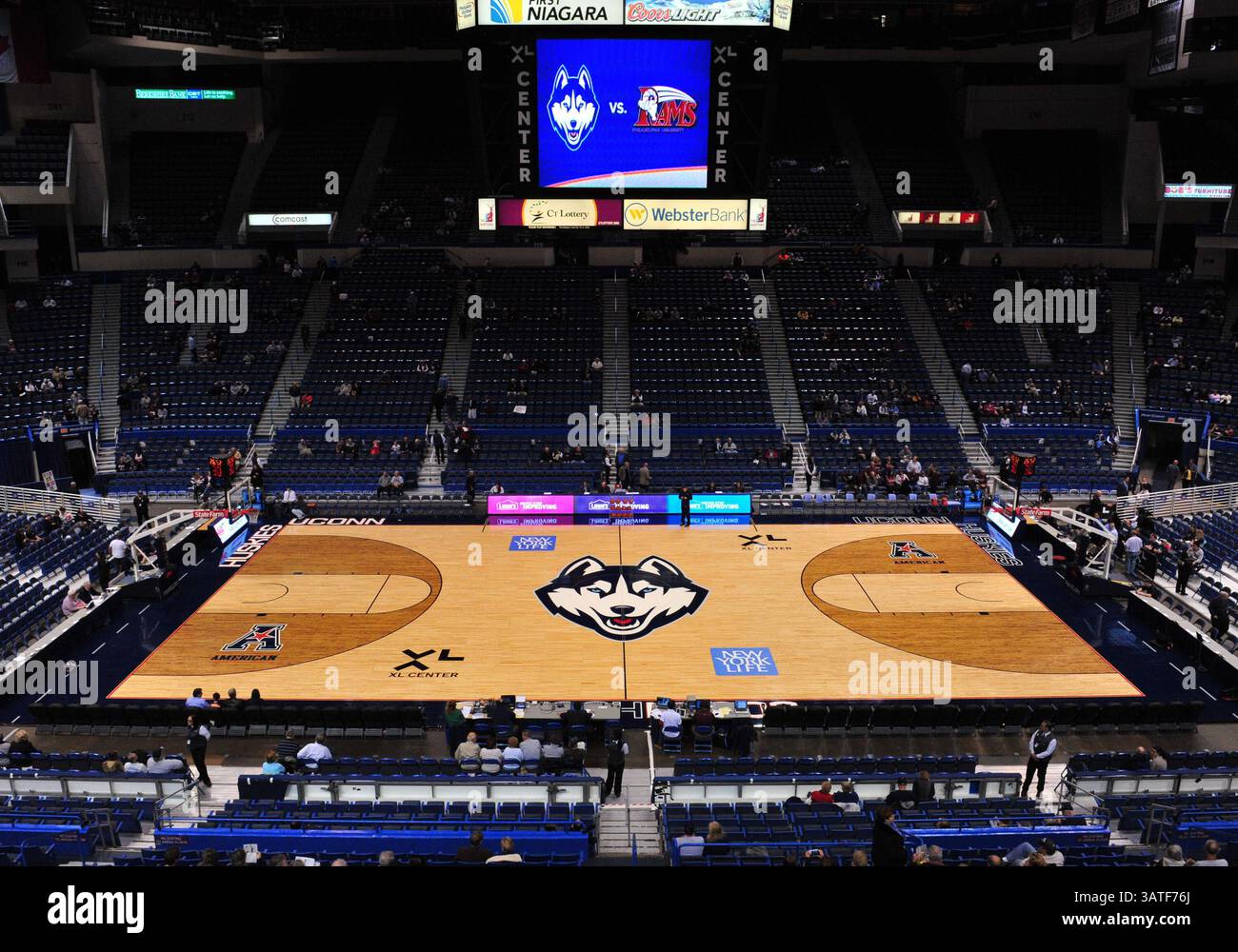 5 novembre 2013 - Hartford, CT, USA - martedì 5 novembre 2013: Il nuovo design del campo UConn con il nuovo logo attende di essere messo al centro della scena prima dell'inizio della partita di basket NCAA tra Philadelphia e Connecticut al XL Center di Hartford, CT. Bill Shettle / Cal Sport Media. (Immagine di credito: © Bill Shettle/Cal Sport Media/ZUMAPRESS.com) Foto Stock