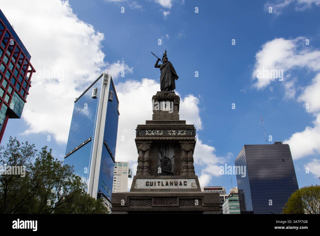 Città del Messico, Messico - 14 novembre 2024: Il Monumento a Cuauhtemoc è un monumento del 1887 dedicato all'ultimo sovrano Mexica di Tenochtitlan si trova a t Foto Stock
