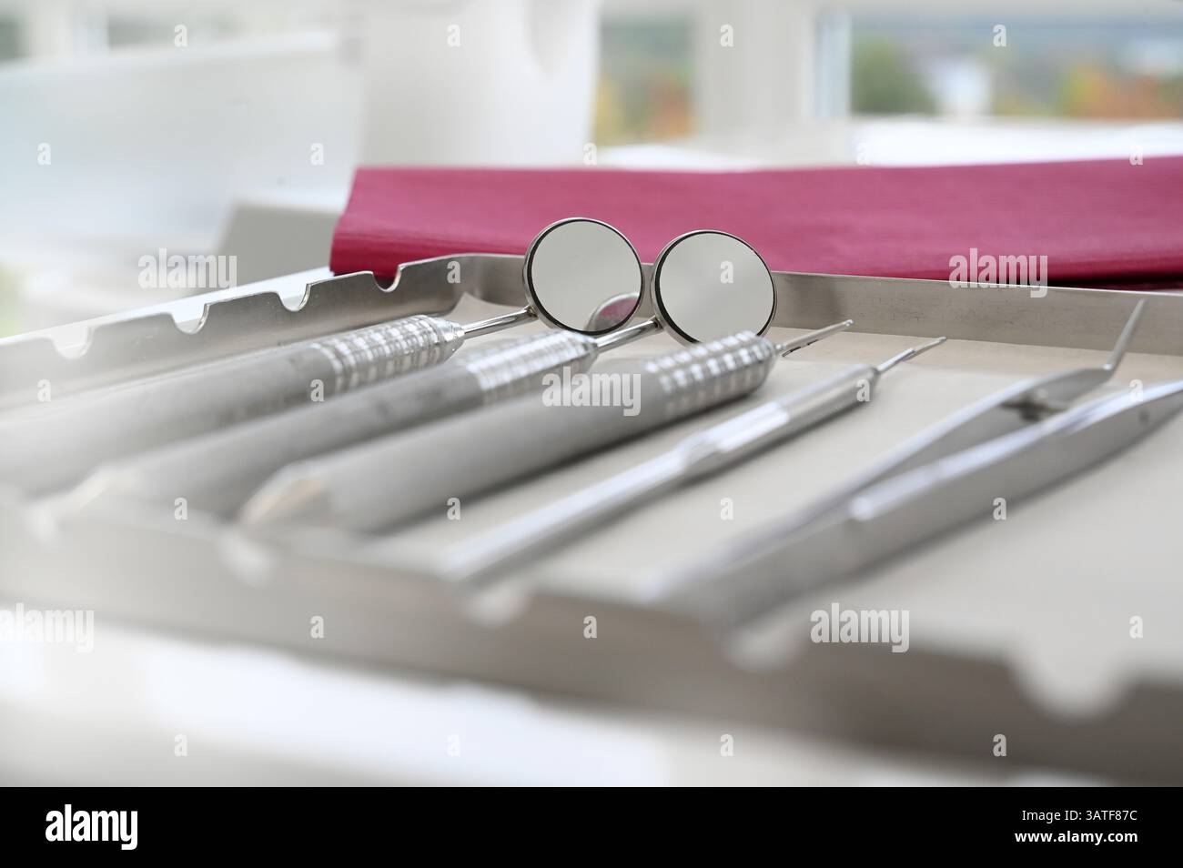 Apparecchiatura odontoiatrica a specchio in una sala di trattamento dentista. Foto Stock