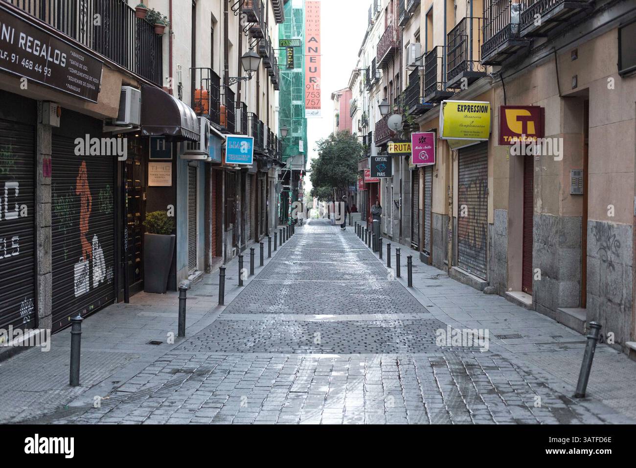 23 ottobre 2013 - Madrid, Spagna - Lavapias è da tempo un'area trascurata della città. Il multiculturalismo coesiste con una realtà più brutta, quella dei senzatetto, della droga e della piccola criminalità. Fu il quartiere ebraico della città fino all'espulsione degli ebrei dalla Spagna nel 1492. Oggi c'è una presenza costante della polizia in Plaza de Lavapias, così come un alto livello di vendita aperta di droga. (Immagine di credito: © Yuri Van Geenen/ZUMA Wire/ZUMAPRESS.com) Foto Stock