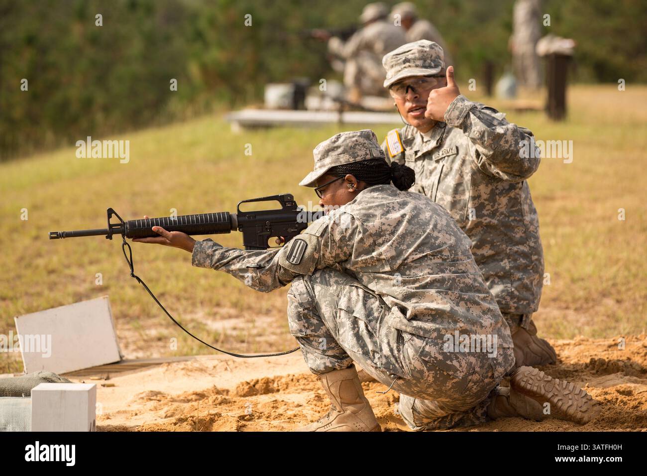 26 settembre 2013 - Columbia, SC, Stati Uniti d'America - Una donna Sergente Drill candidata si prepara a sparare il suo fucile presso la Scuola degli istruttori di Drill dell'esercito americano di Fort Jackson durante l'addestramento alle armi il 26 settembre 2013 a Columbia, SC. Mentre il 14% dell'esercito è costituito da donne soldatrici, c'è una carenza di donne sergenti Drill. (Immagine di credito: © Richard Ellis/ZUMAPRESS.com) Foto Stock