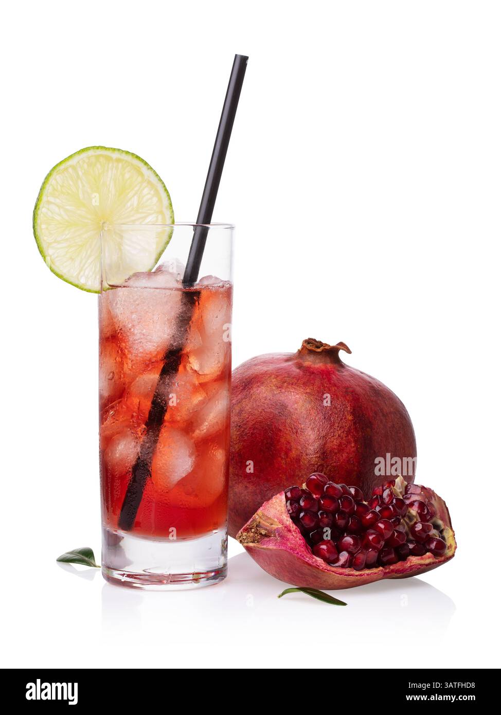 Succo di melograno con ghiaccio in un bicchiere con cannuccia, lime e frutta isolata su fondo bianco Foto Stock