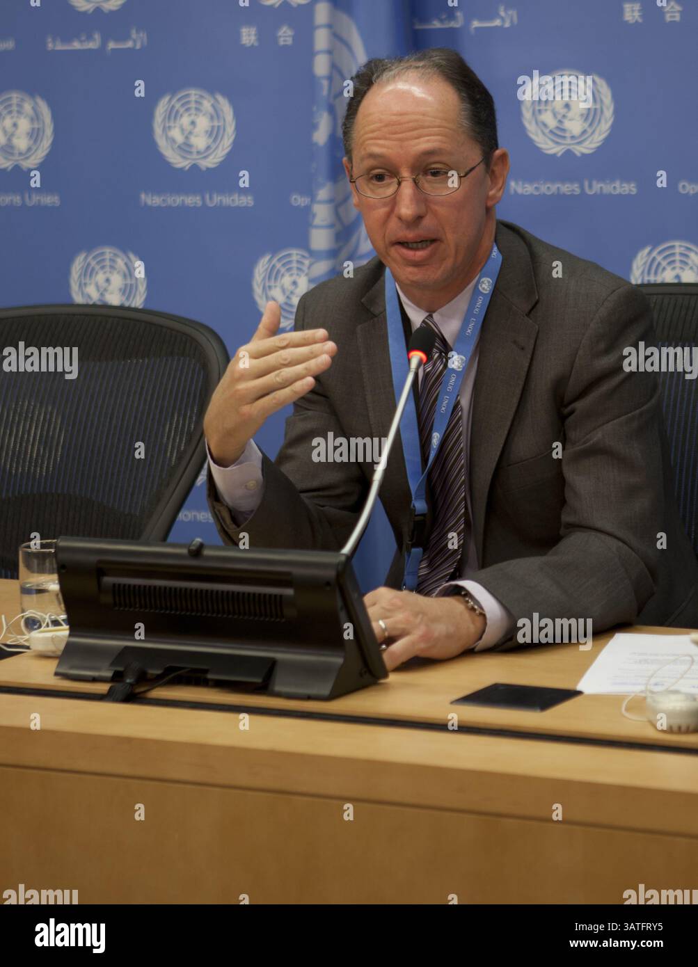 28 ottobre 2013 - New York City, NY, USA - Nazioni Unite, New York, ottobre 28 2013 - Pablo de Greiff, relatore speciale sulla promozione della verità, della giustizia, del risarcimento e delle garanzie di non ricorrenza, informa i giornalisti. ..sulla foto: Pablo de Greiff ..credito: Luiz Rampelotto/EuropaNewswire (immagine di credito: © Luiz Rampelotto/ZUMAPRESS.com) Foto Stock