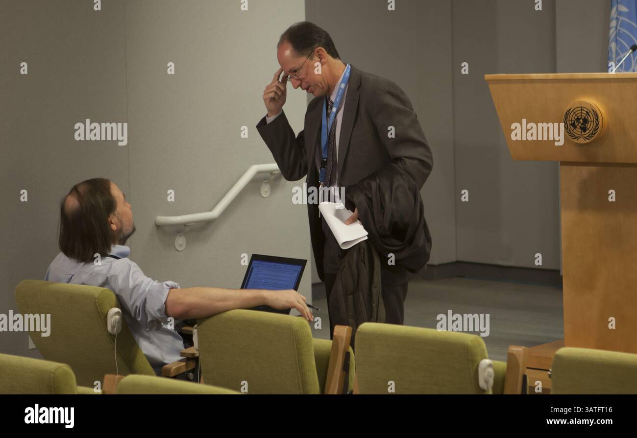 28 ottobre 2013 - New York City, NY, USA - Nazioni Unite, New York, ottobre 28 2013 - Pablo de Greiff, relatore speciale sulla promozione della verità, della giustizia, del risarcimento e delle garanzie di non ricorrenza, informa i giornalisti. ..sulla foto: Pablo de Greiff (R), Mathew Lee (a sinistra)..credito: Luiz Rampelotto/EuropaNewswire (immagine di credito: © Luiz Rampelotto/ZUMAPRESS.com) Foto Stock