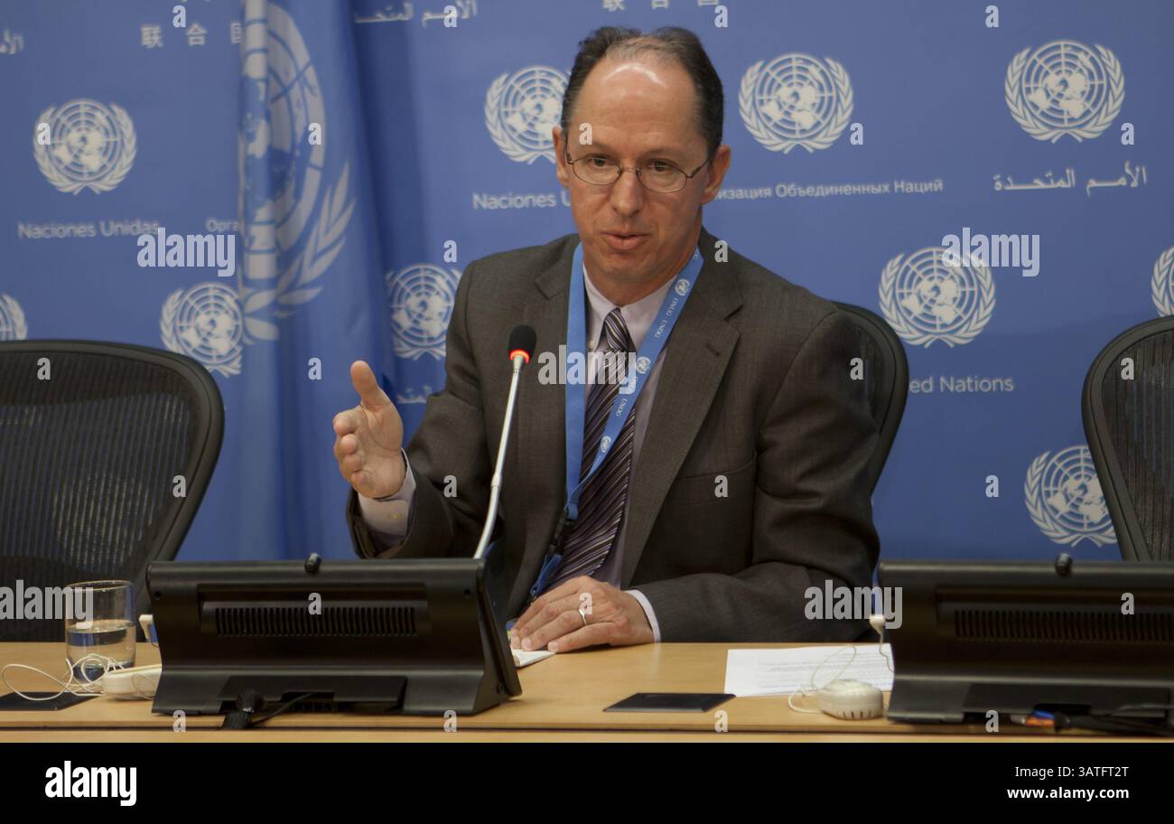 28 ottobre 2013 - New York City, NY, USA - Nazioni Unite, New York, ottobre 28 2013 - Pablo de Greiff, relatore speciale sulla promozione della verità, della giustizia, del risarcimento e delle garanzie di non ricorrenza, informa i giornalisti. ..sulla foto: Pablo de Greiff ..credito: Luiz Rampelotto/EuropaNewswire (immagine di credito: © Luiz Rampelotto/ZUMAPRESS.com) Foto Stock